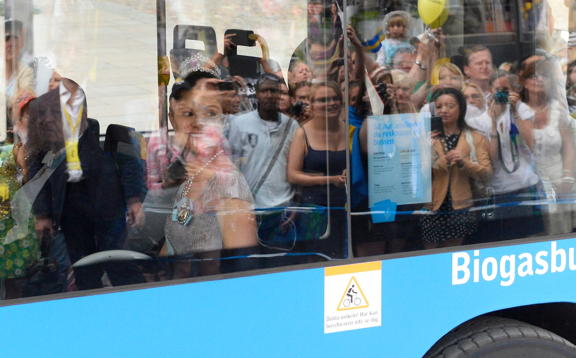 Kroonprinses Victoria in de bus na de huwelijksplechtigheid van haar zusje.