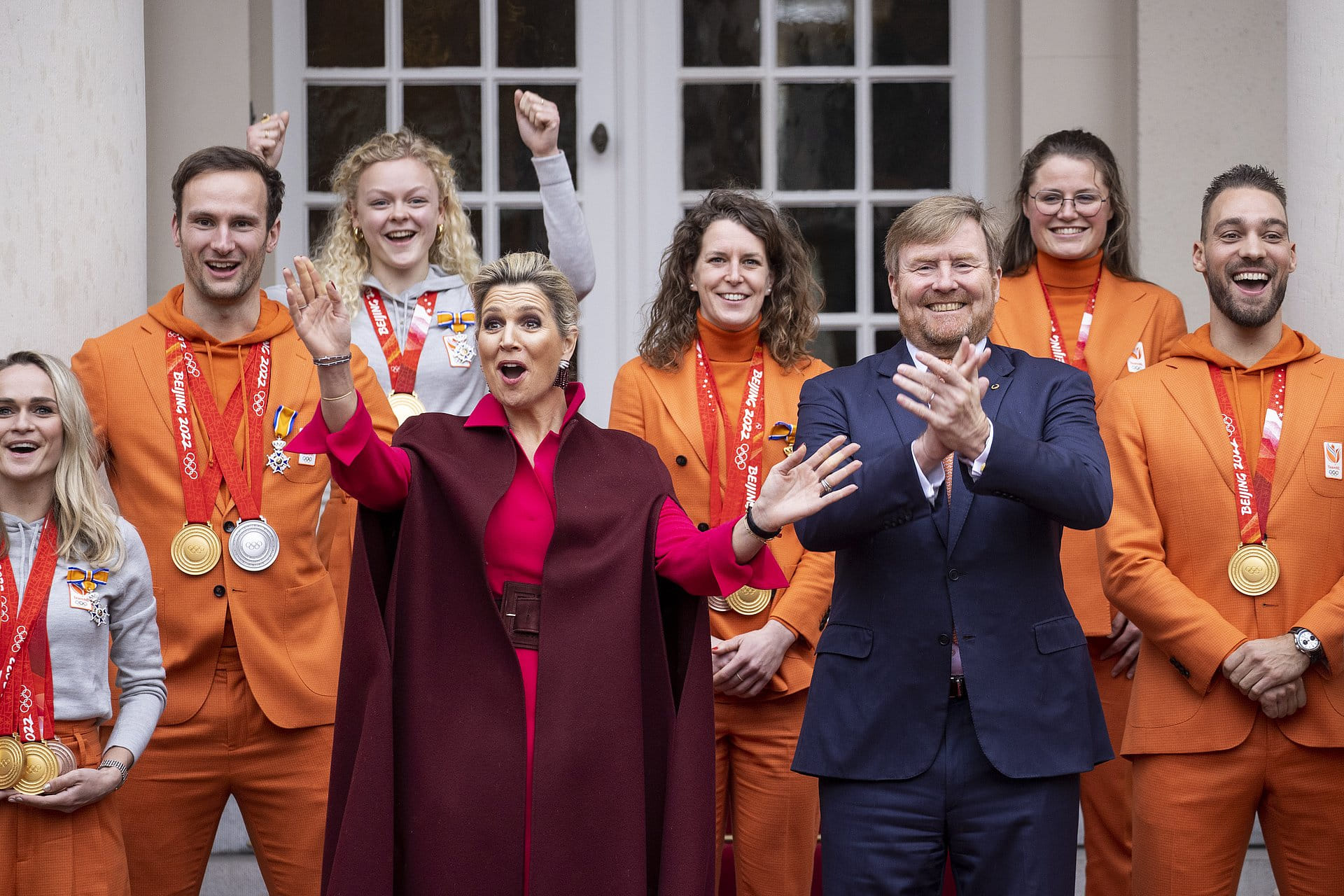 Koningspaar_met_Medaillewinnaars_op_Noordeinde.jpg