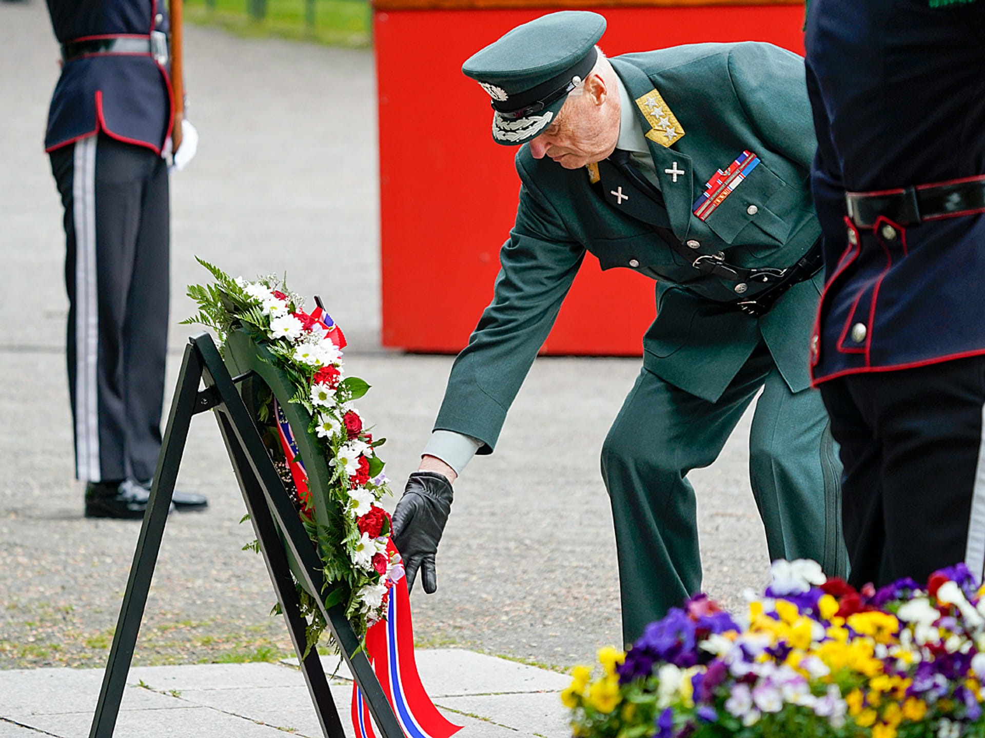 krans_leggen_monument_noorwegen_koning_harald.jpg