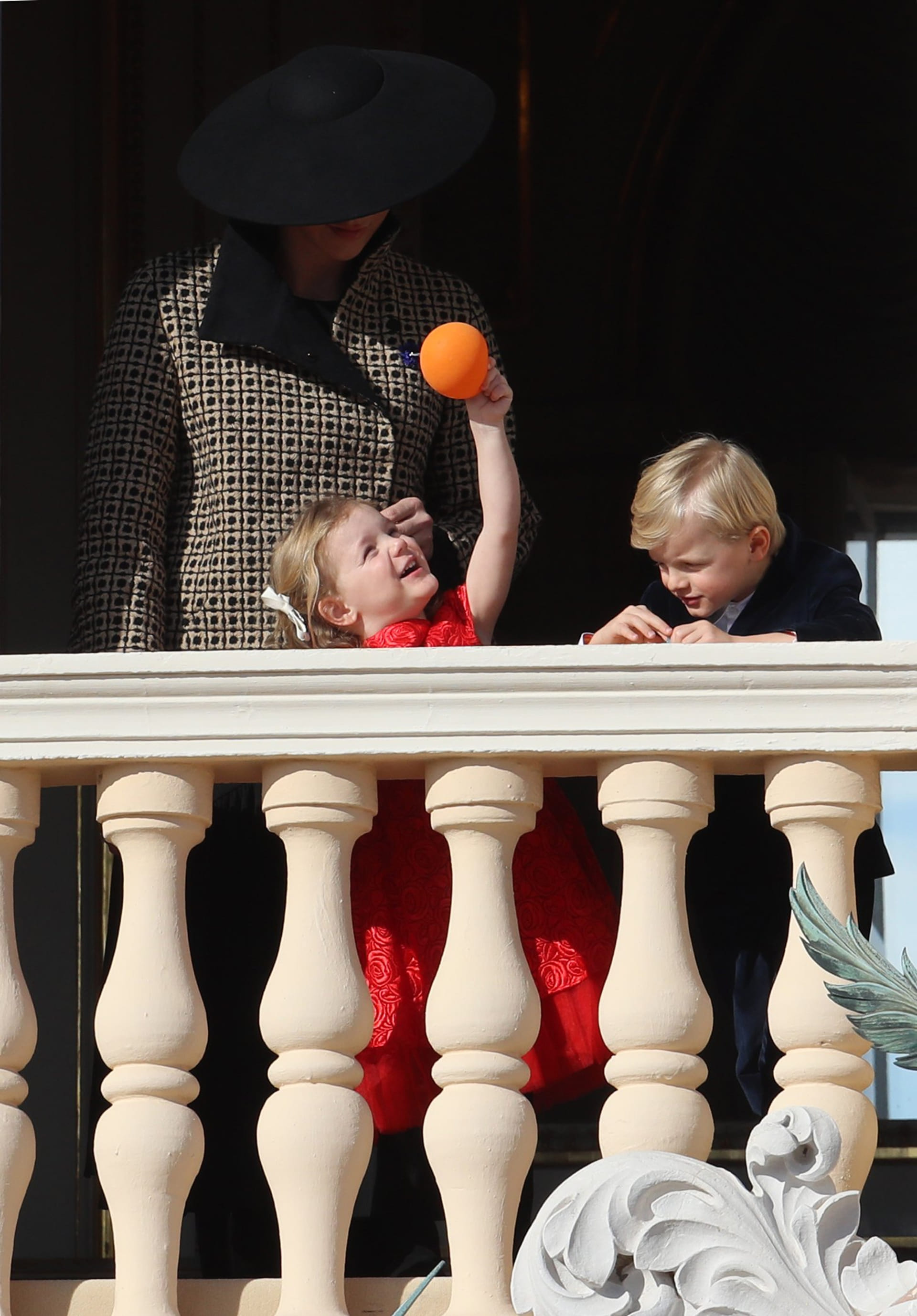 Het oranje ballonnetje is interessanter dan de parade op het plein voor het paleis, 19 november