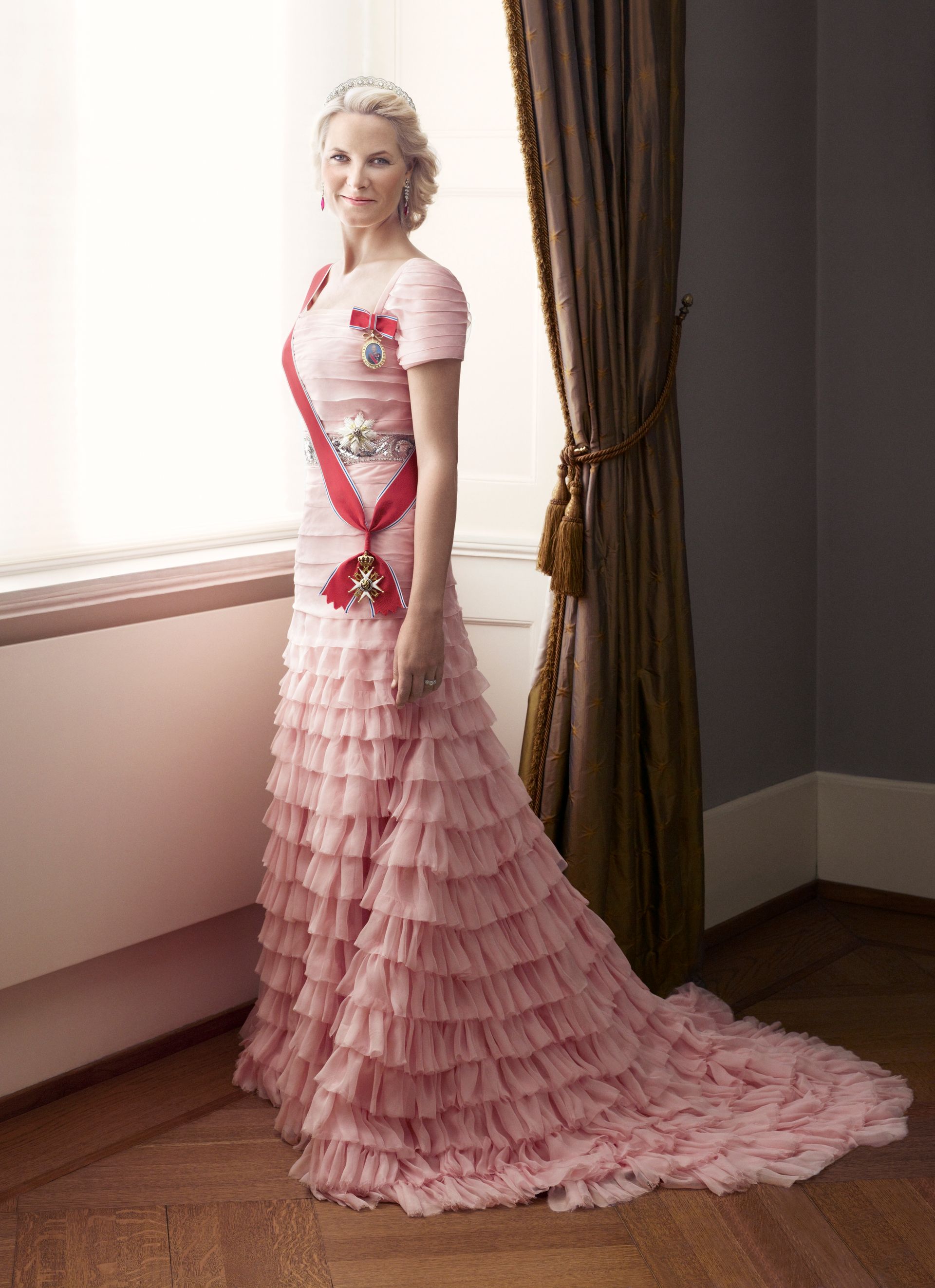 Mette-Marit-galaportret-roze-jurk