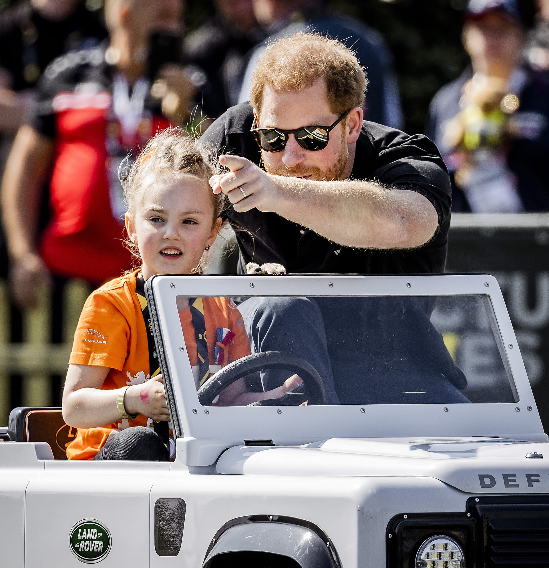 Harry_en_meisje_mini_jeep