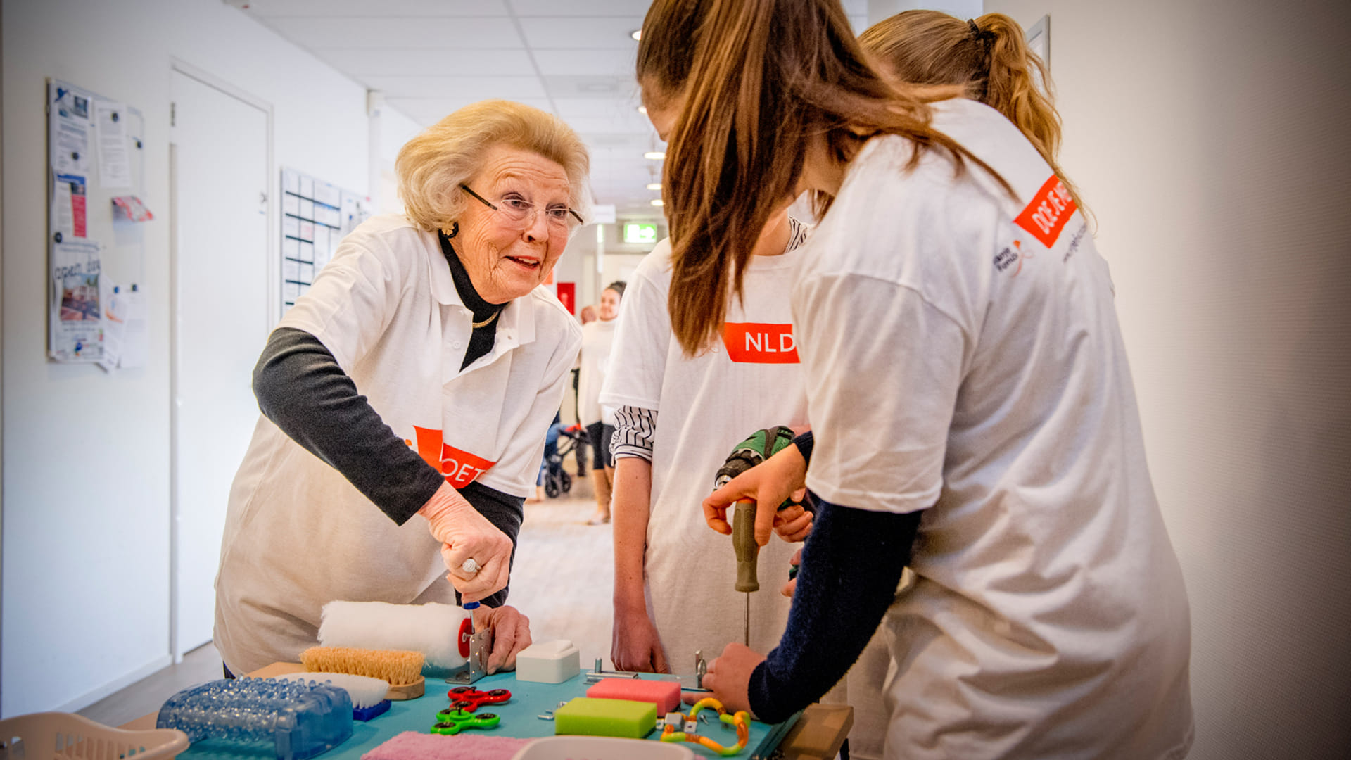 Video: Prinses Beatrix klust tijdens NLdoet