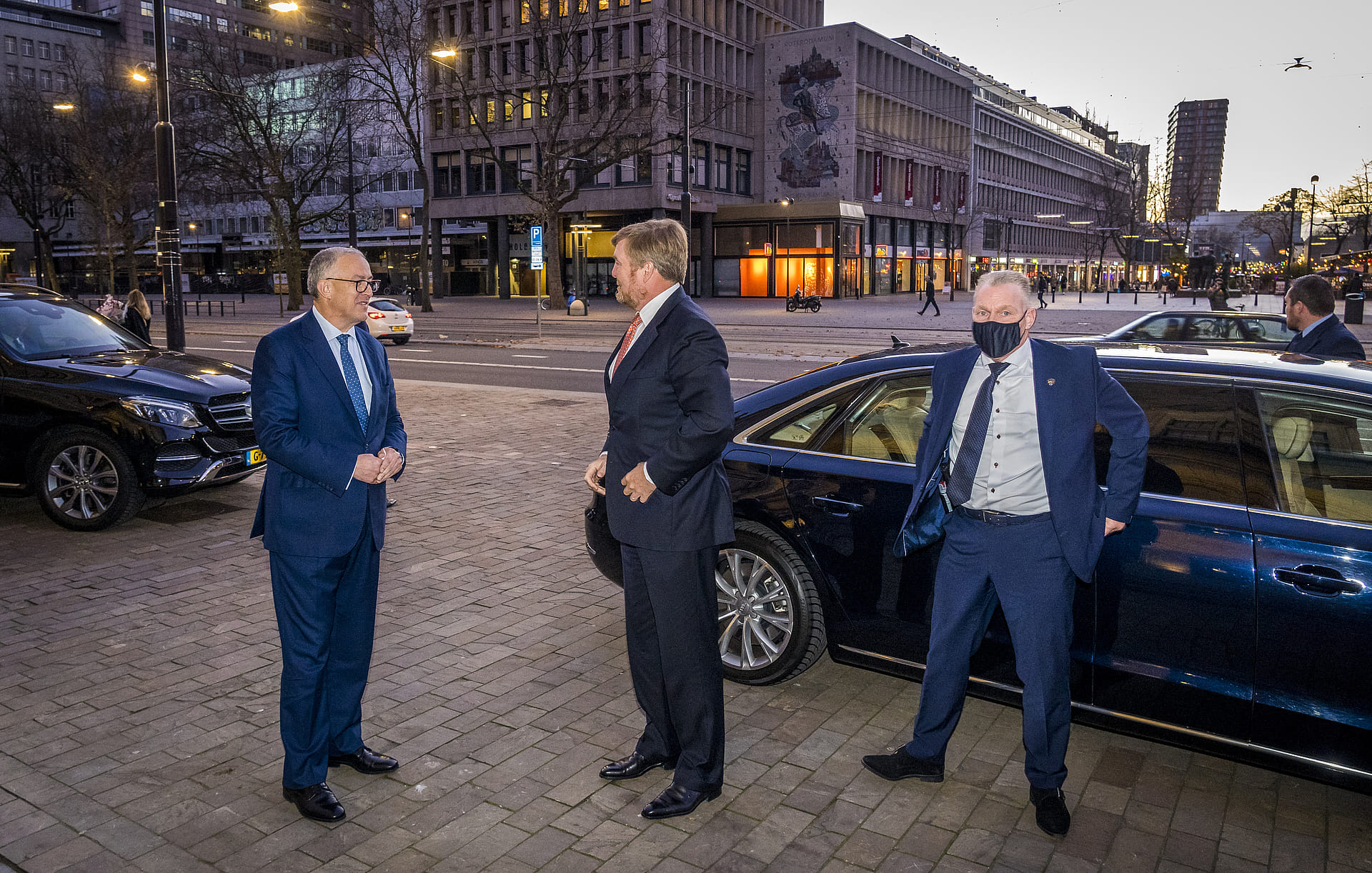 De koning komt aan op de Coolsingel waar afgelopen vrijdag de rellen uitbraken.
