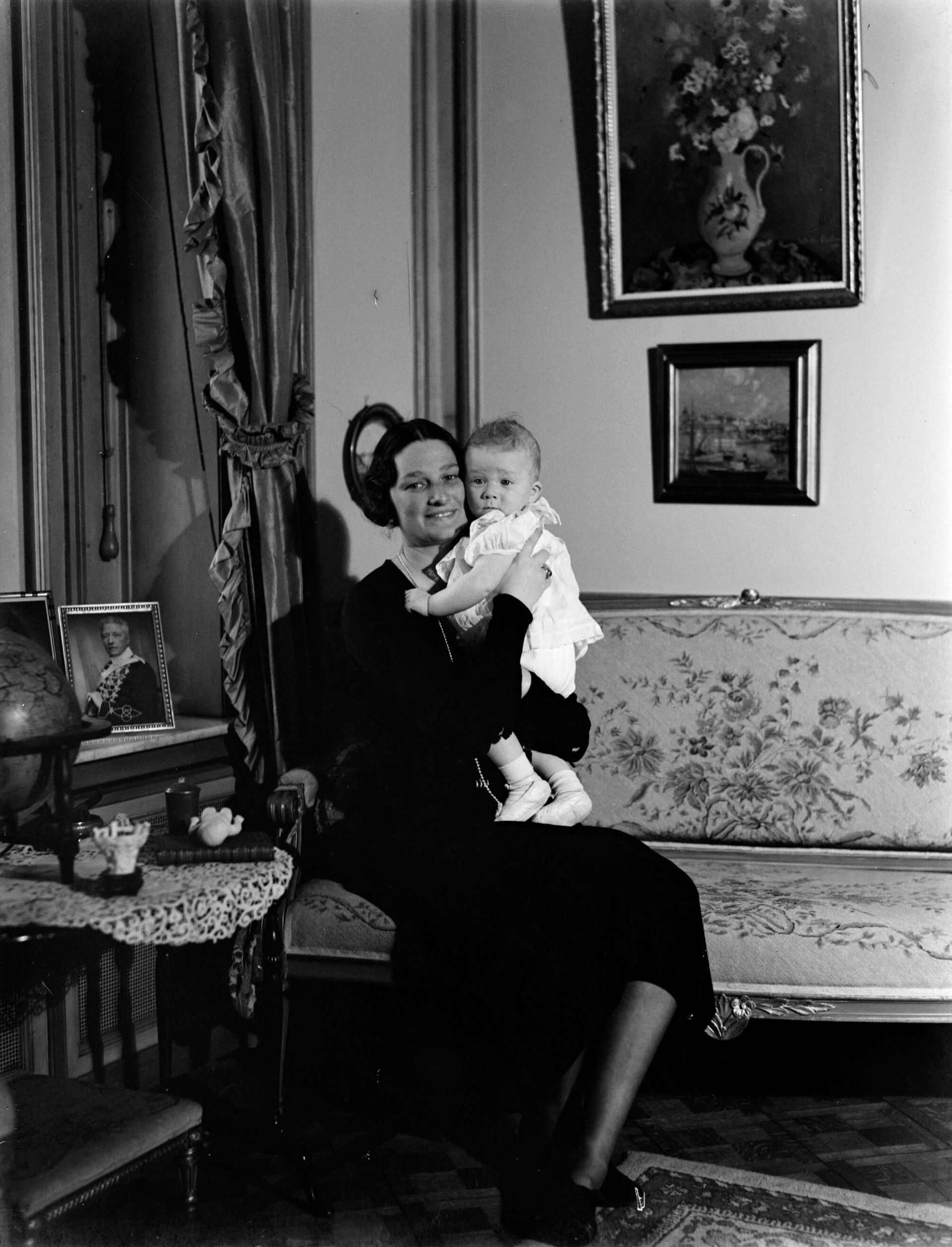 1934 - Koningin Astrid in het paleis te Laken met haar zoon Albert