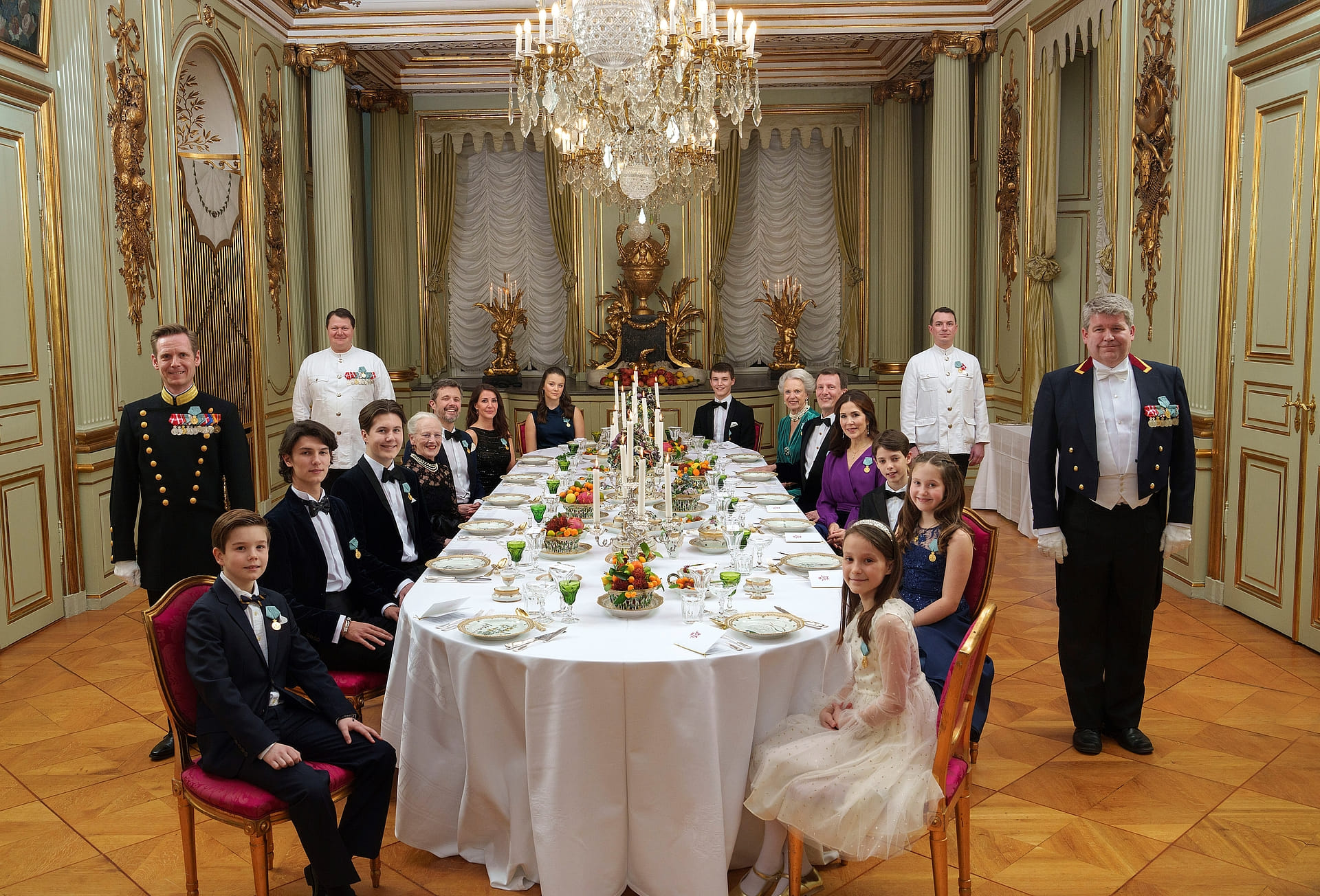 Koningin Margrethe dineert met haar familie.