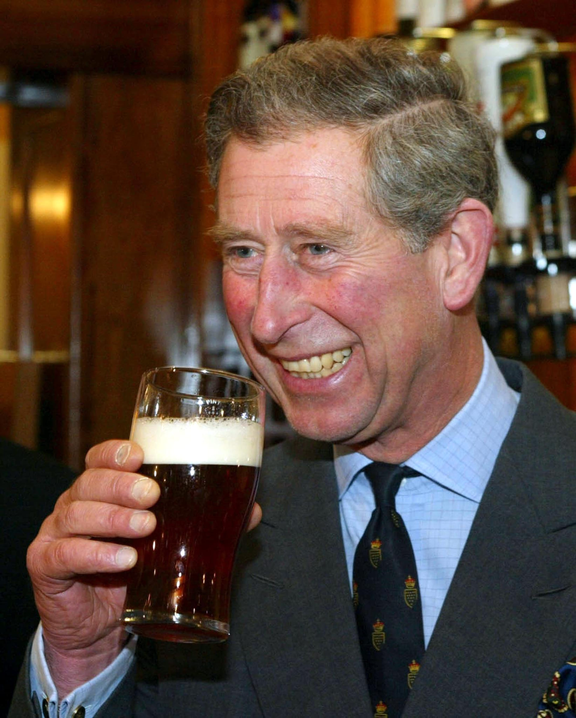 Charles opent nieuwe kroeg met biertje