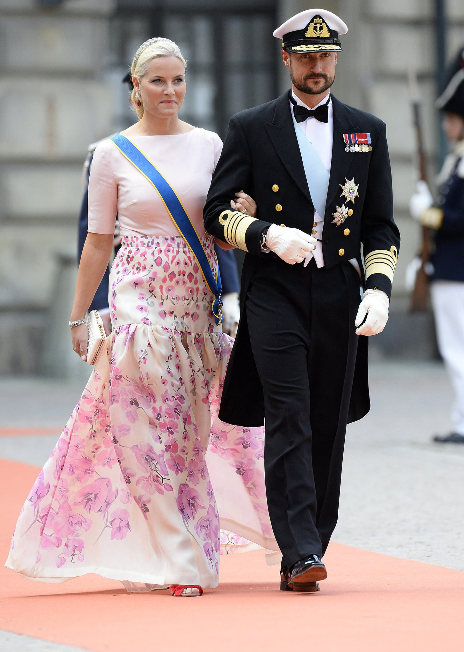 Mette-Marit en Haakon bij het huwelijk van Carl Philip en Sofia.