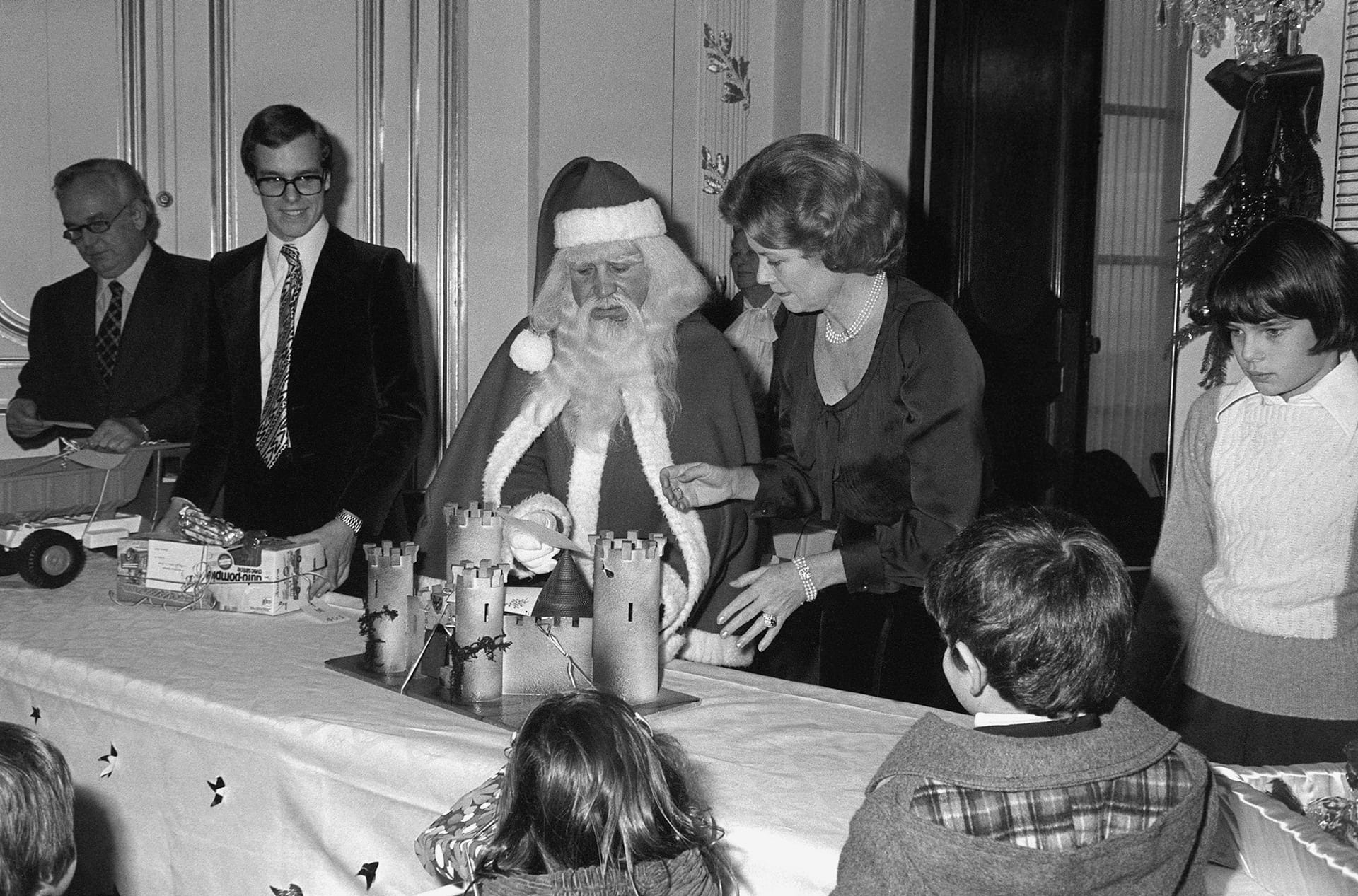 Vlnr: Prins Rainier III, Prins Albert, de kerstman, prinses Grace and prinses Stephanie in 1976.