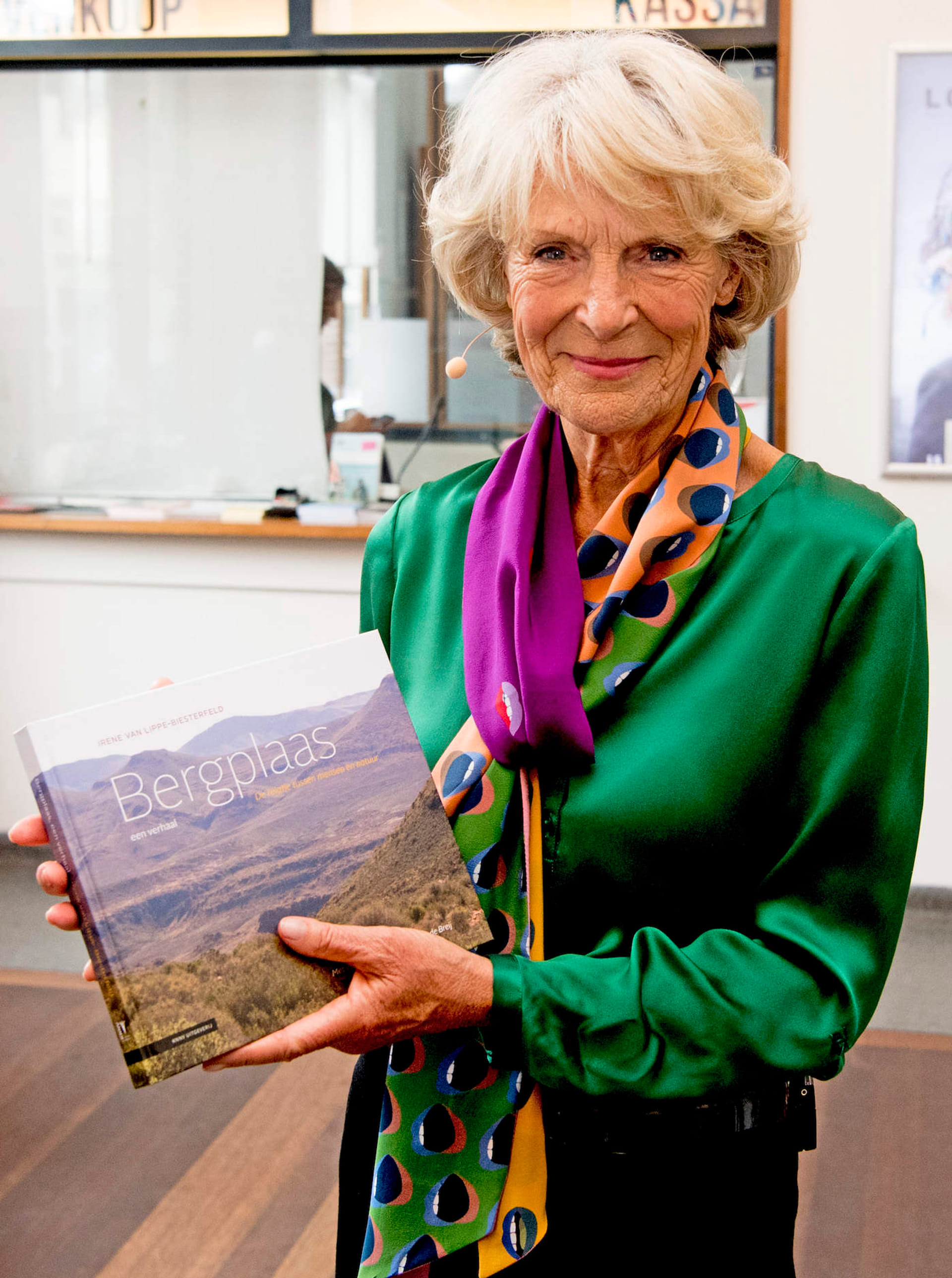 Prinses-Irene-met-haar-boek-Bergplaas.jpg