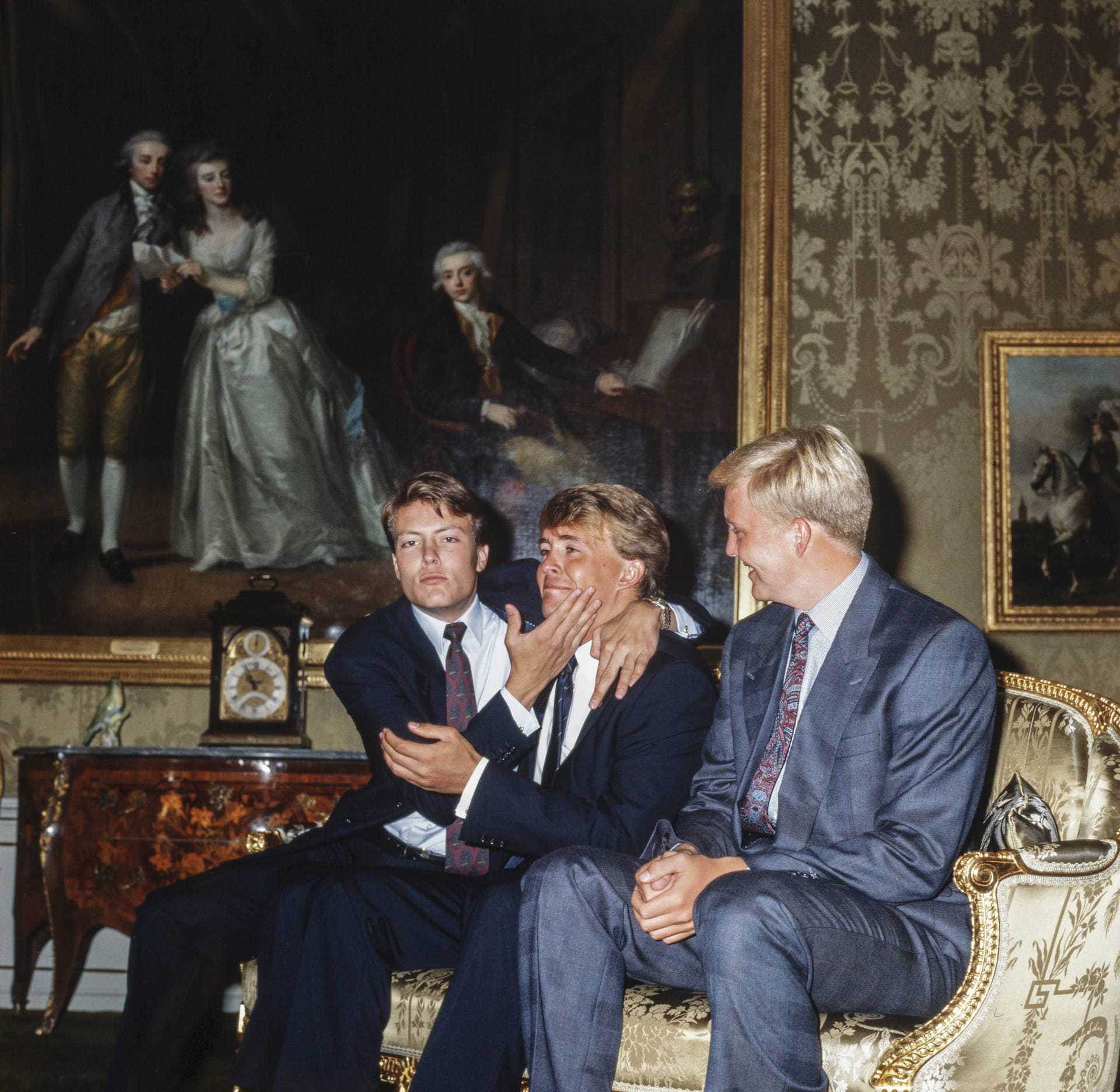 1990: de drie broers beleven tijdens hun jeugd veel lol met elkaar en hebben dan ook een sterke