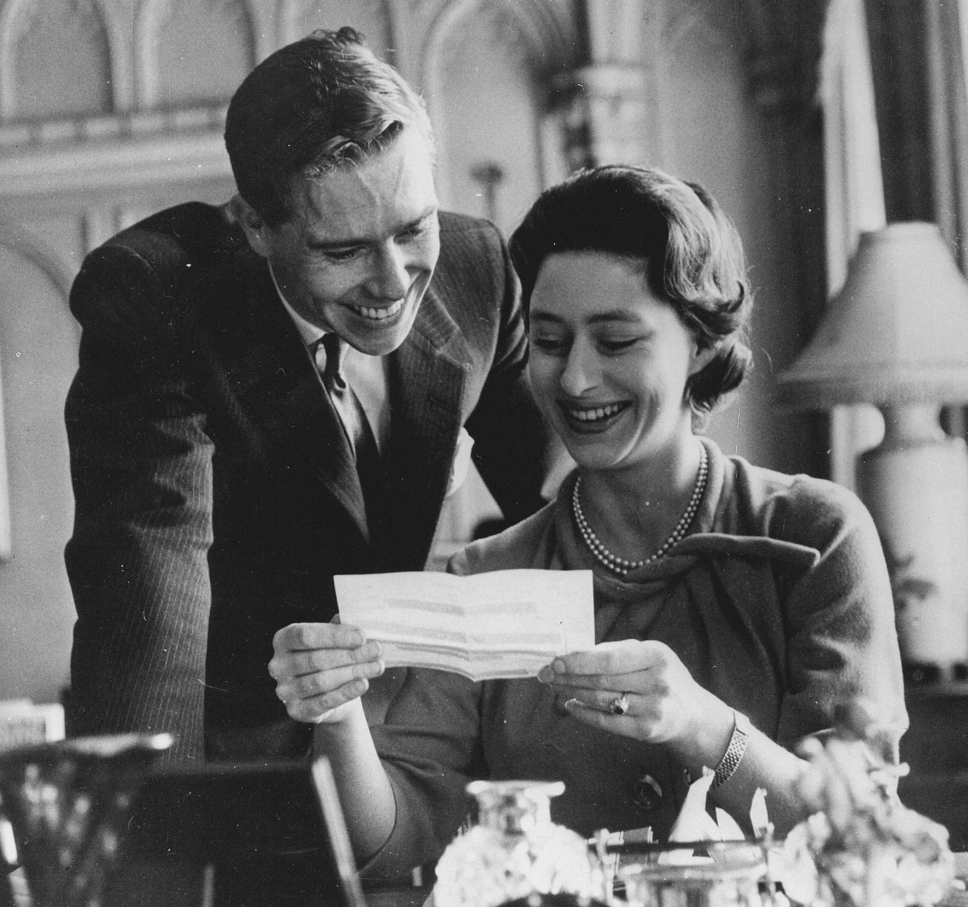 Gelukkig lachend Princess Margaret en haar verloofde, de fotograaf Antony Robert Armstrong-Jones, in de Royal Lodge te Windsor in 1969.