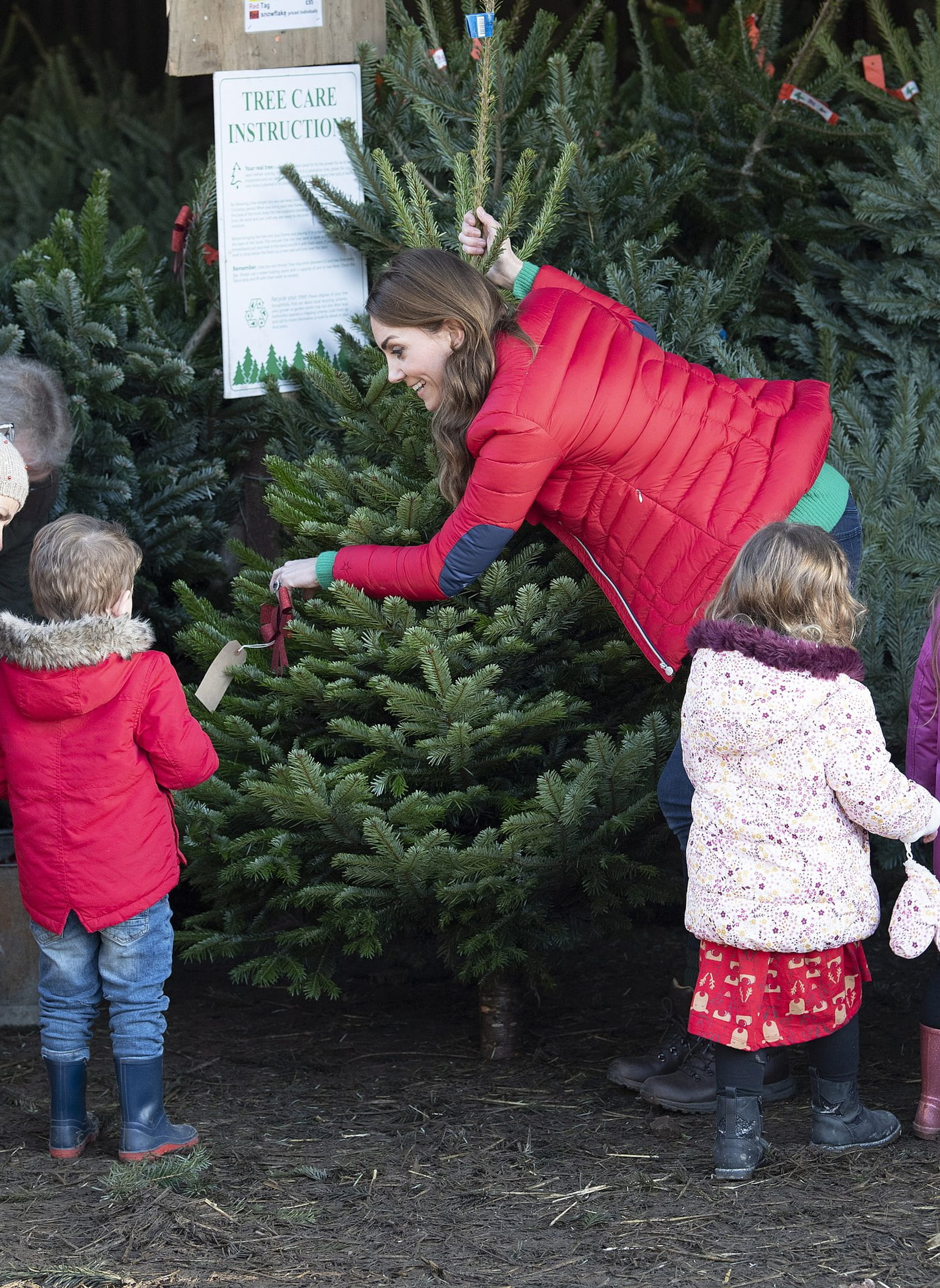 2019: Hertogin Catherine bezoekt Peterley Manor Farm in Great Missenden, waar ze kinderen helpt een