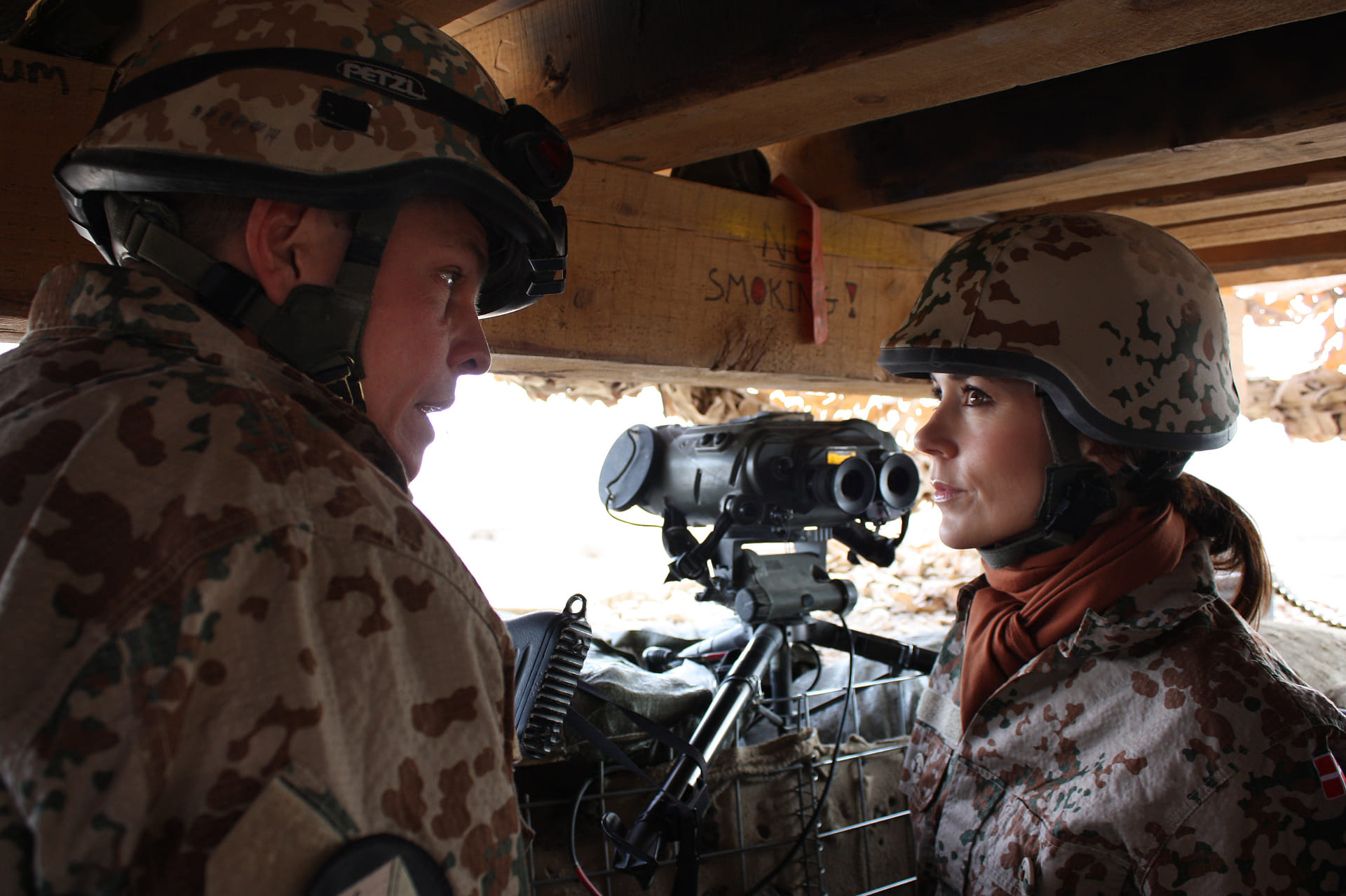 Mary spreekt met een soldaat tijdens haar bezoek aan de Deense troepen in Helmand, Afghanistan, op