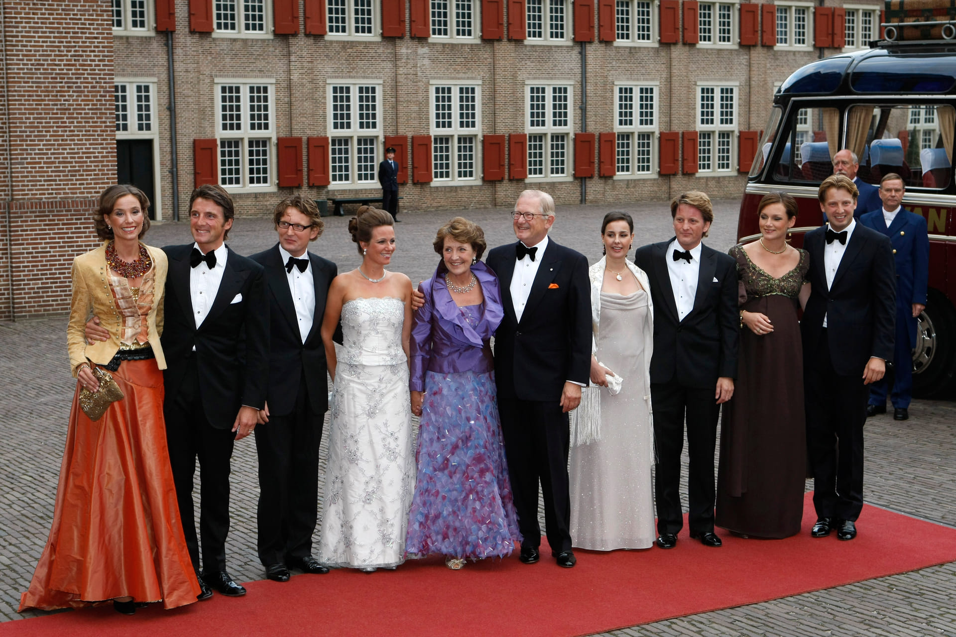 2007: De gehele familie Van Vollenhoven poseert bij Paleis Het Loo. Het tiental is aanwezig voor de 40e verjaardag van prins Willem-Alexander.