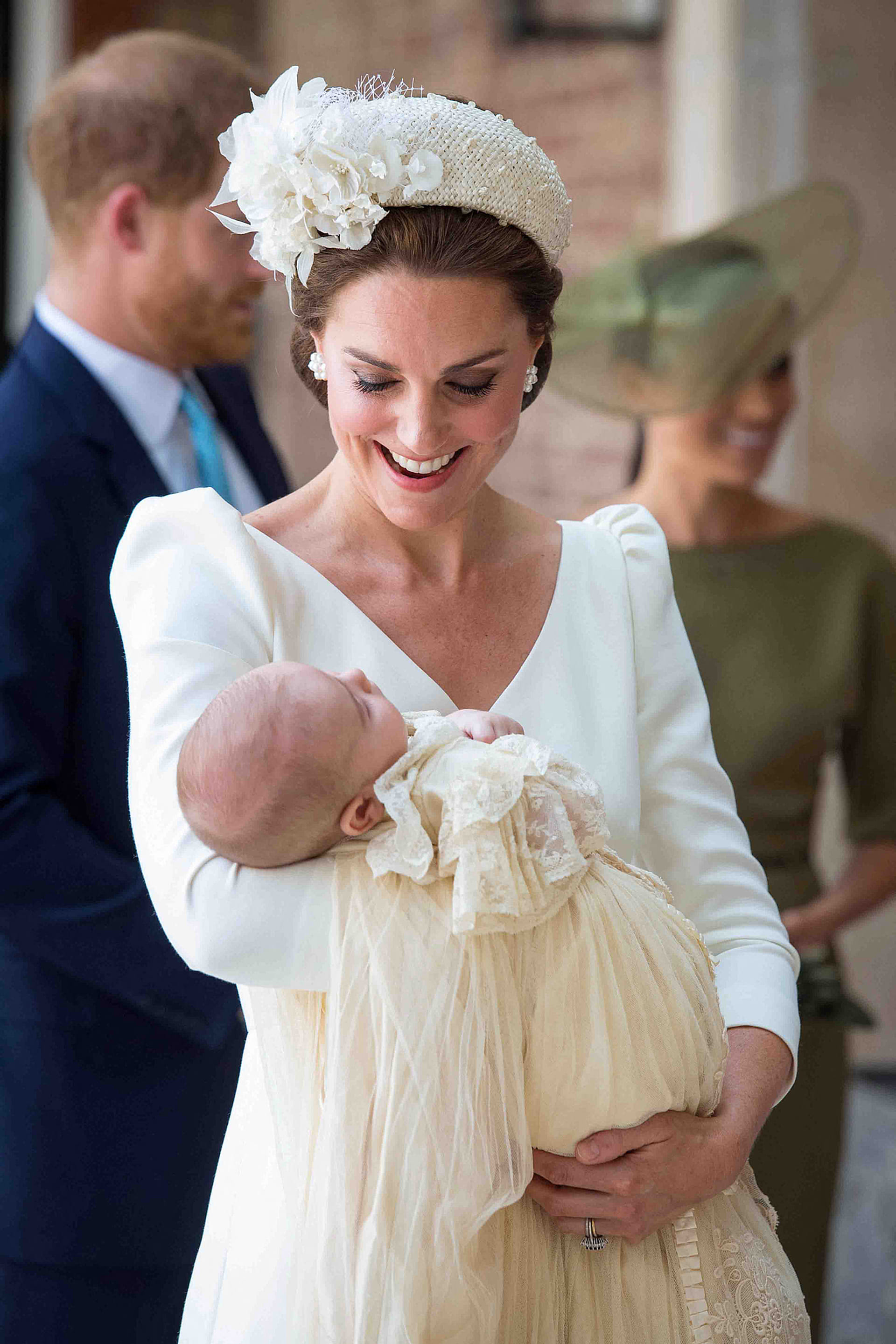 Juli 2018: een stralende Catherine arriveert met prins Louis in haar armen voor diens doop. Op de