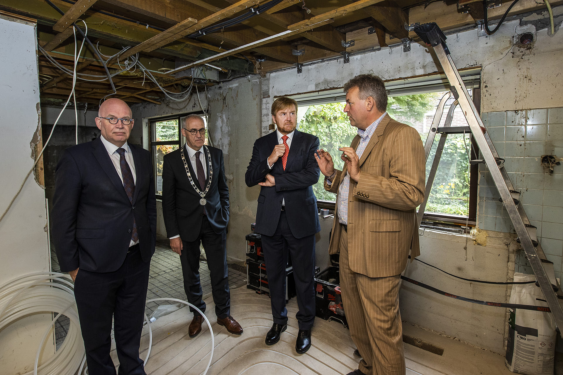 Koning_bezoekt_woonhuis_schade_aardbeving.jpg