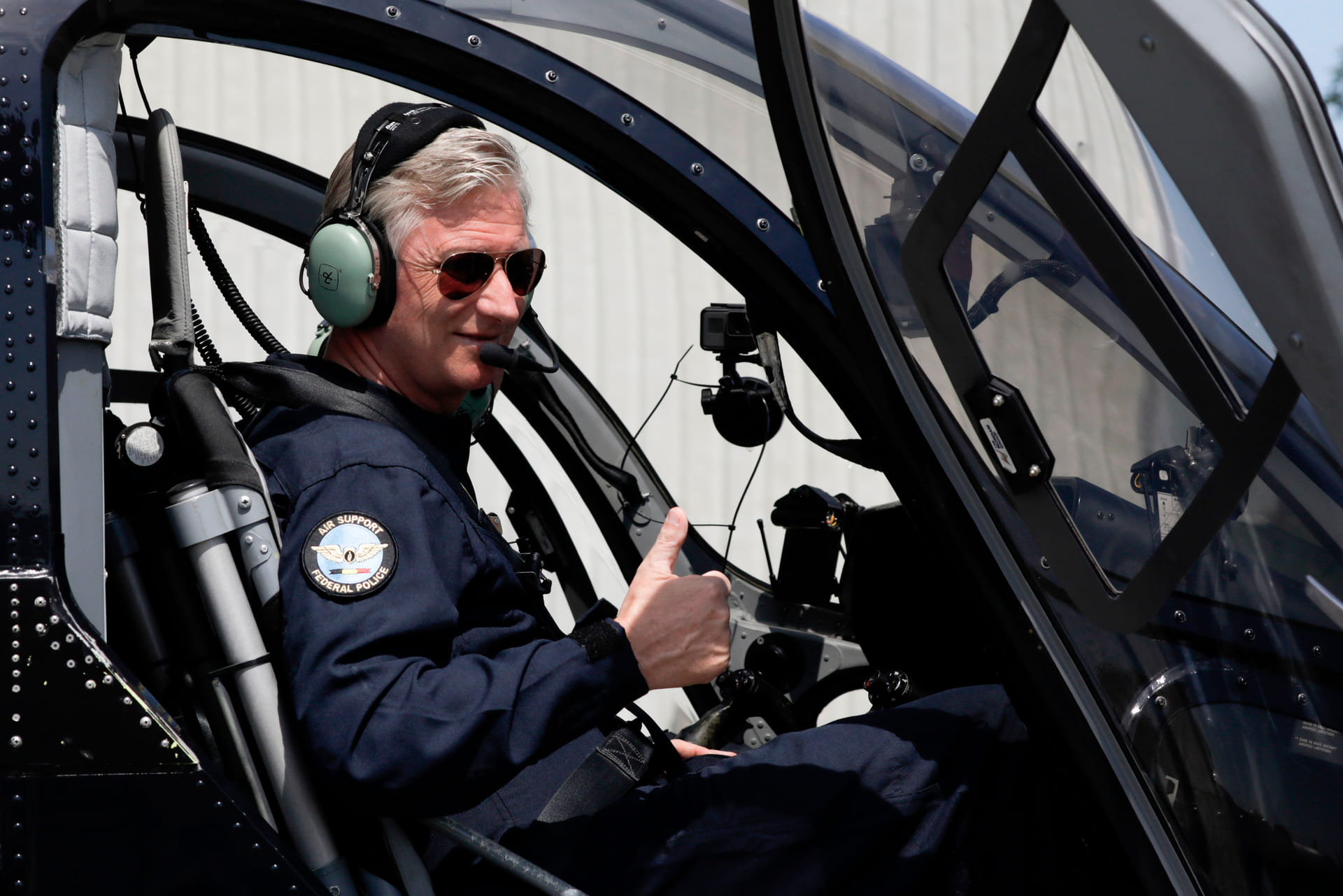 Koning Filip vliegt een rondje mee met de politie-eenheid die actief is in de lucht.
