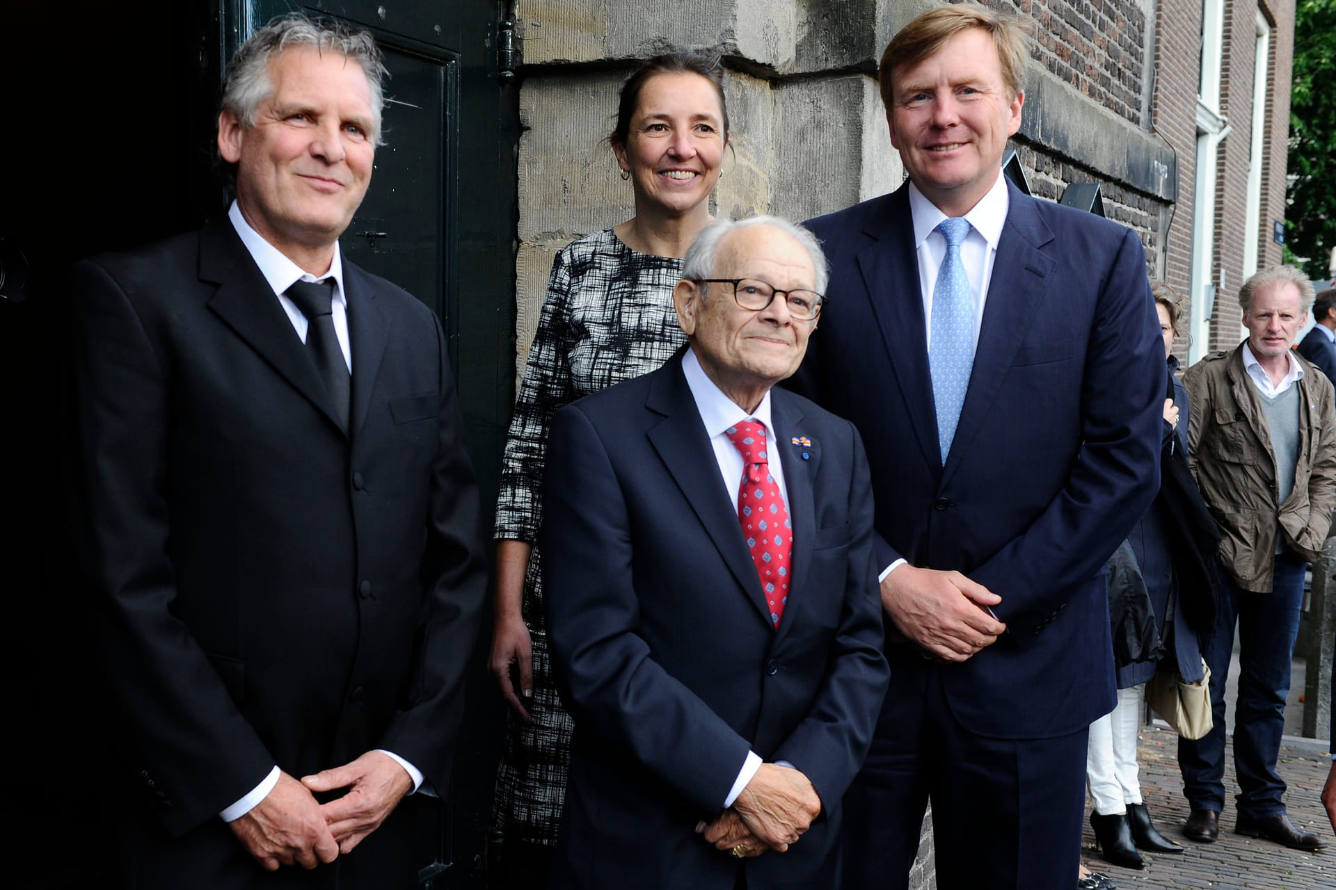 De koning met Jules Schelvis voor de Westerkerk, in 2014.