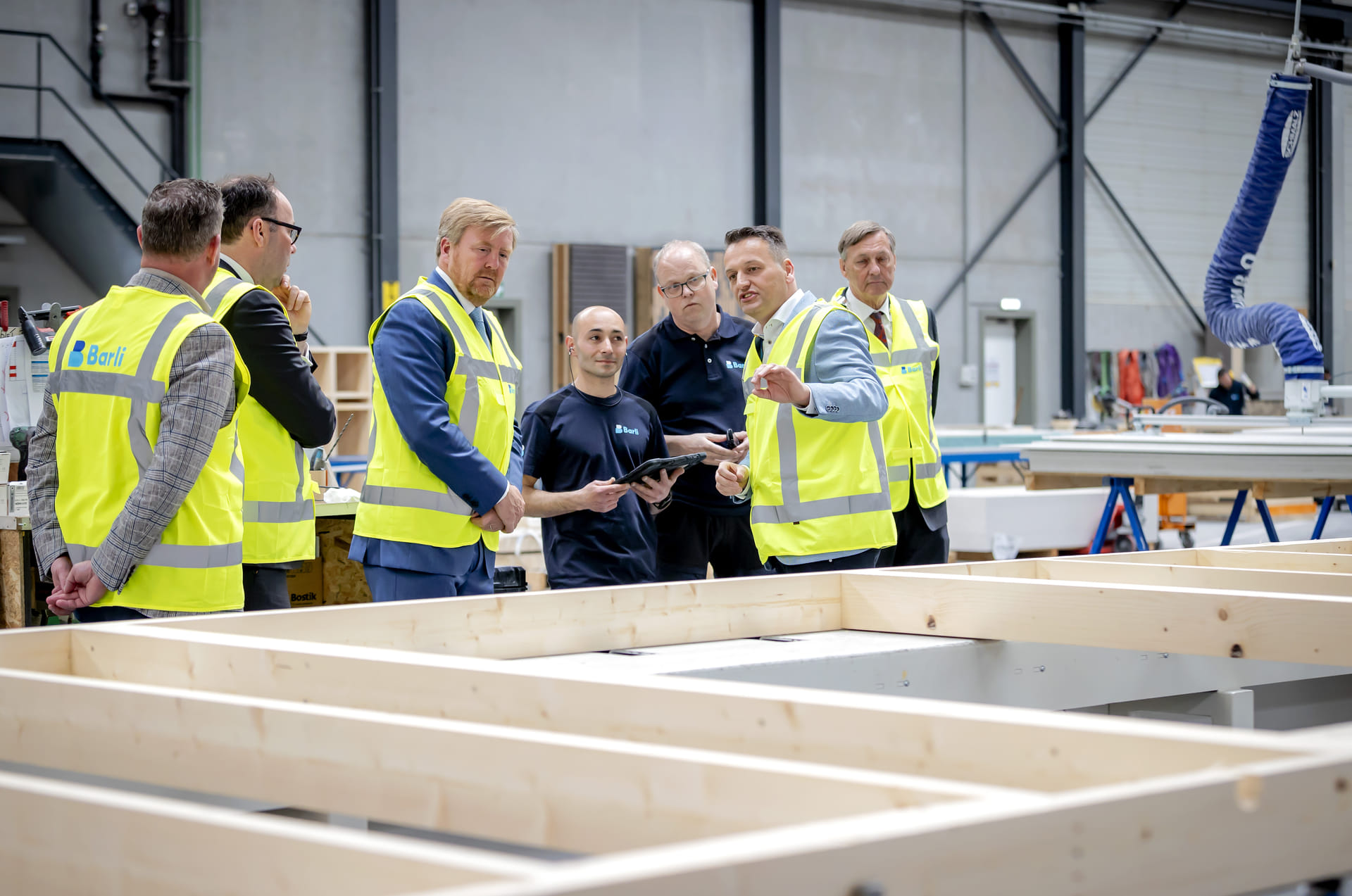 Koning_bezoekt_woningfabriek