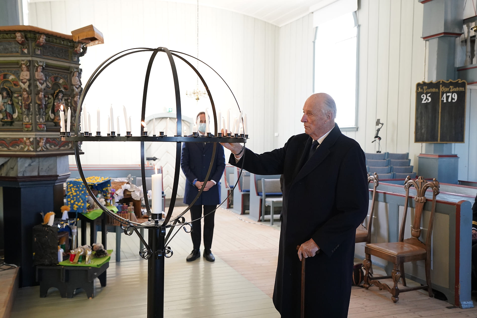Koning_Harald_brandt_kaars_in_kerk.jpg