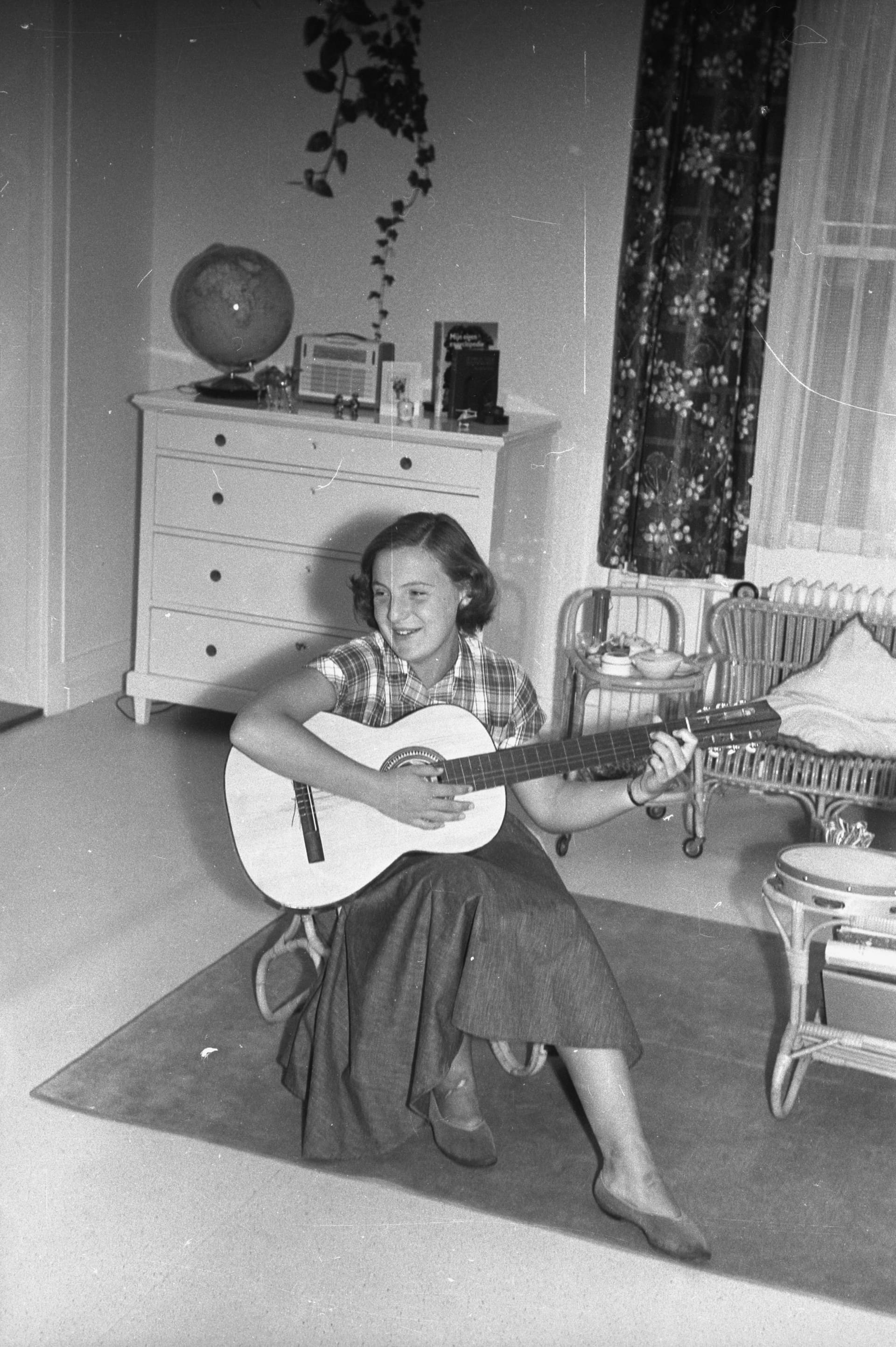 Margriet bespeelt een gitaar op haar kamer in Paleis Soestdijk. Deze muzikale foto werd gemaakt in