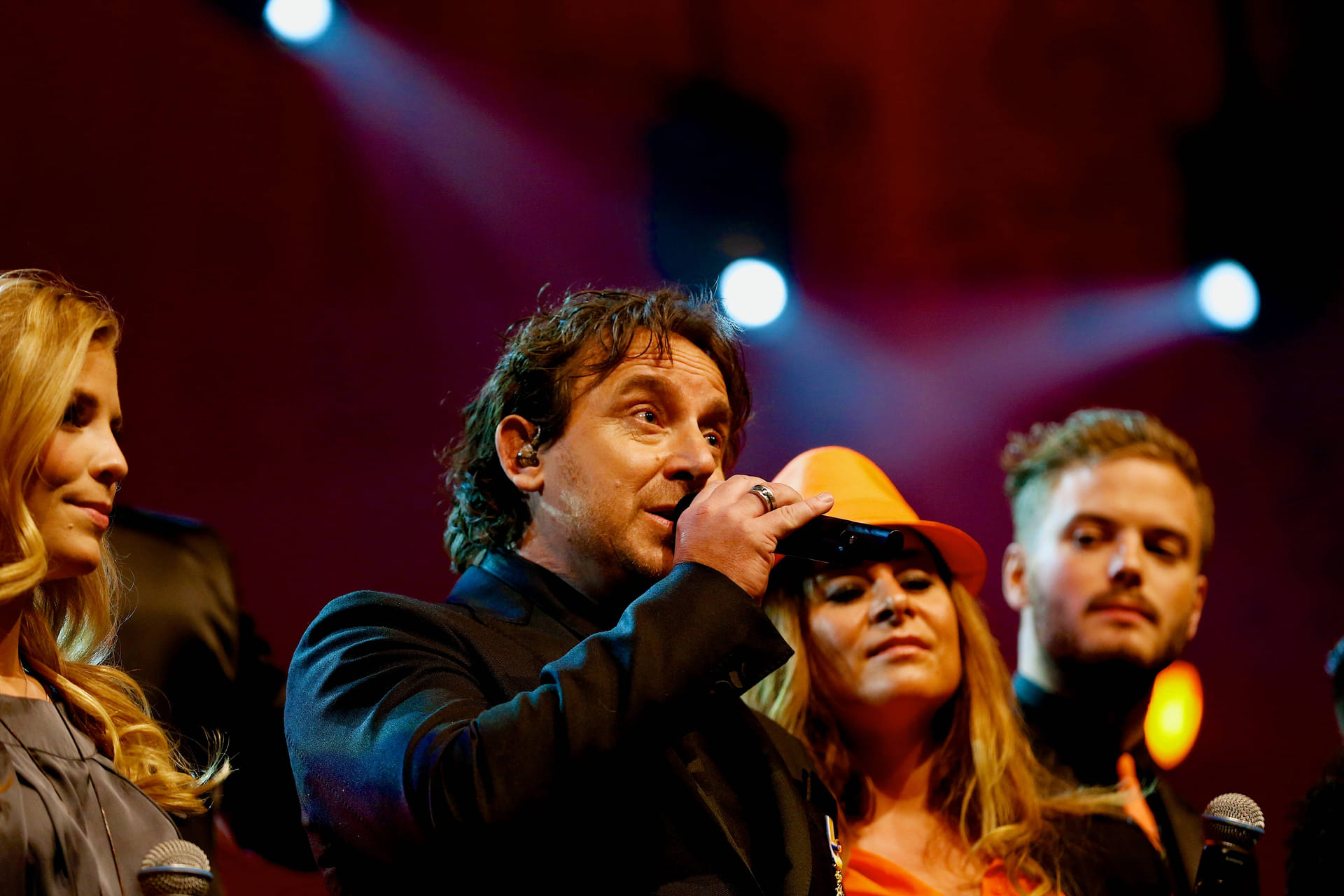 Trijntje zingt samen met een groep andere Nederlandse zangers het Koningslied tijdens het