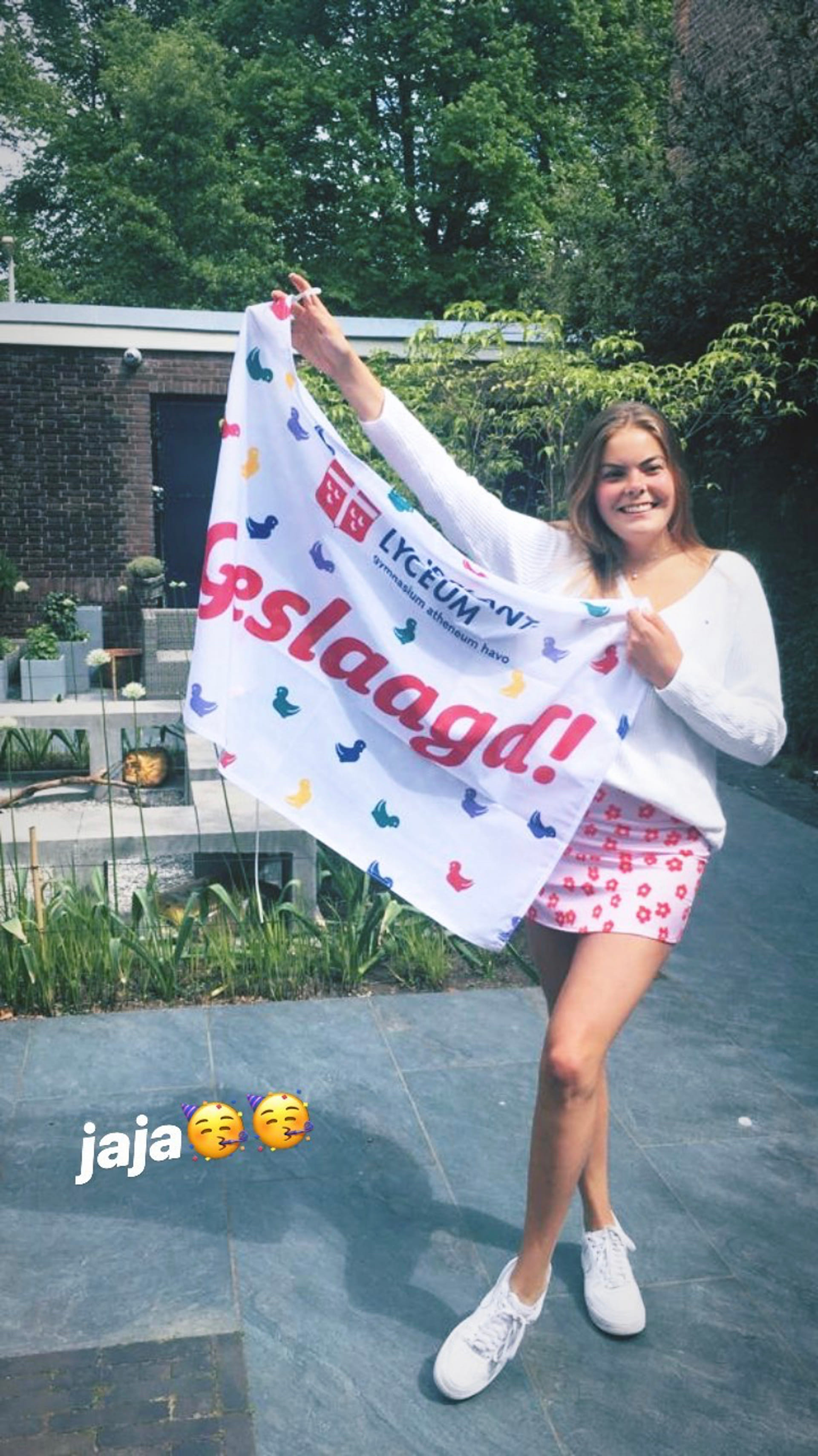 Eloise_met_vlag_geslaagd.jpg