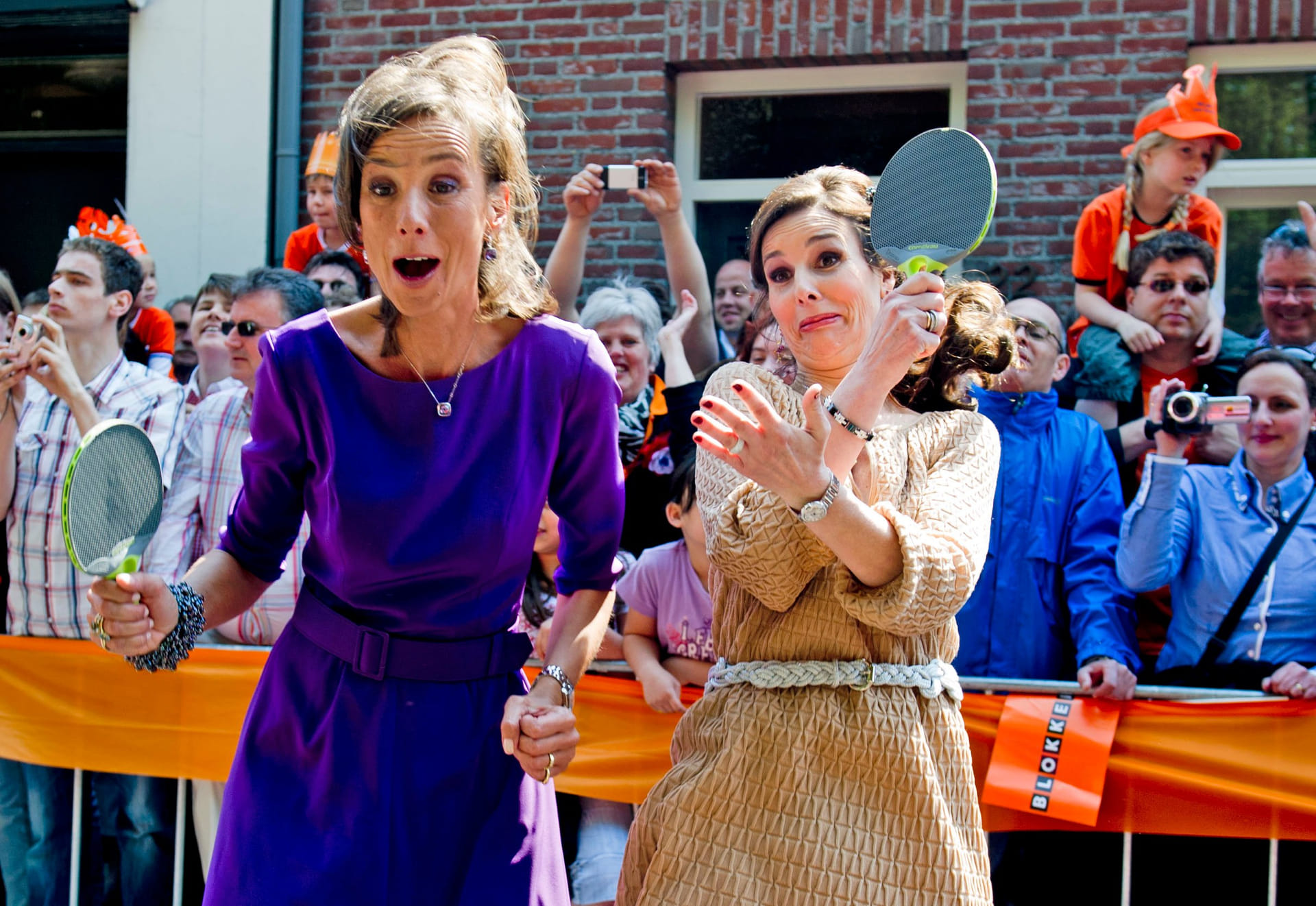 Prinses Marilène en prinses Anita spelen een potje tafeltennis, met koninginnedag 2011 in Weert.