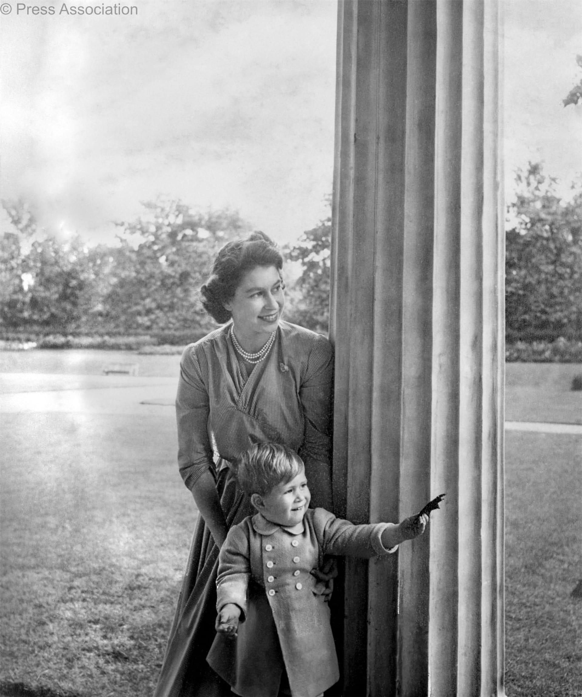 Elizabeth_met_kleine_prins_Charles.jpg