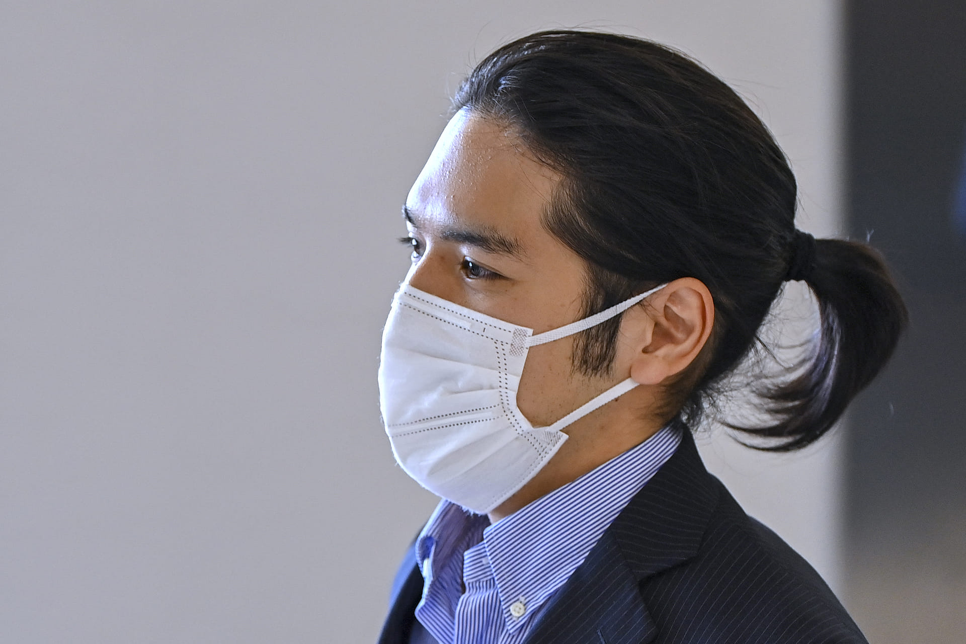 Kei_Komuro_met_staart.jpg