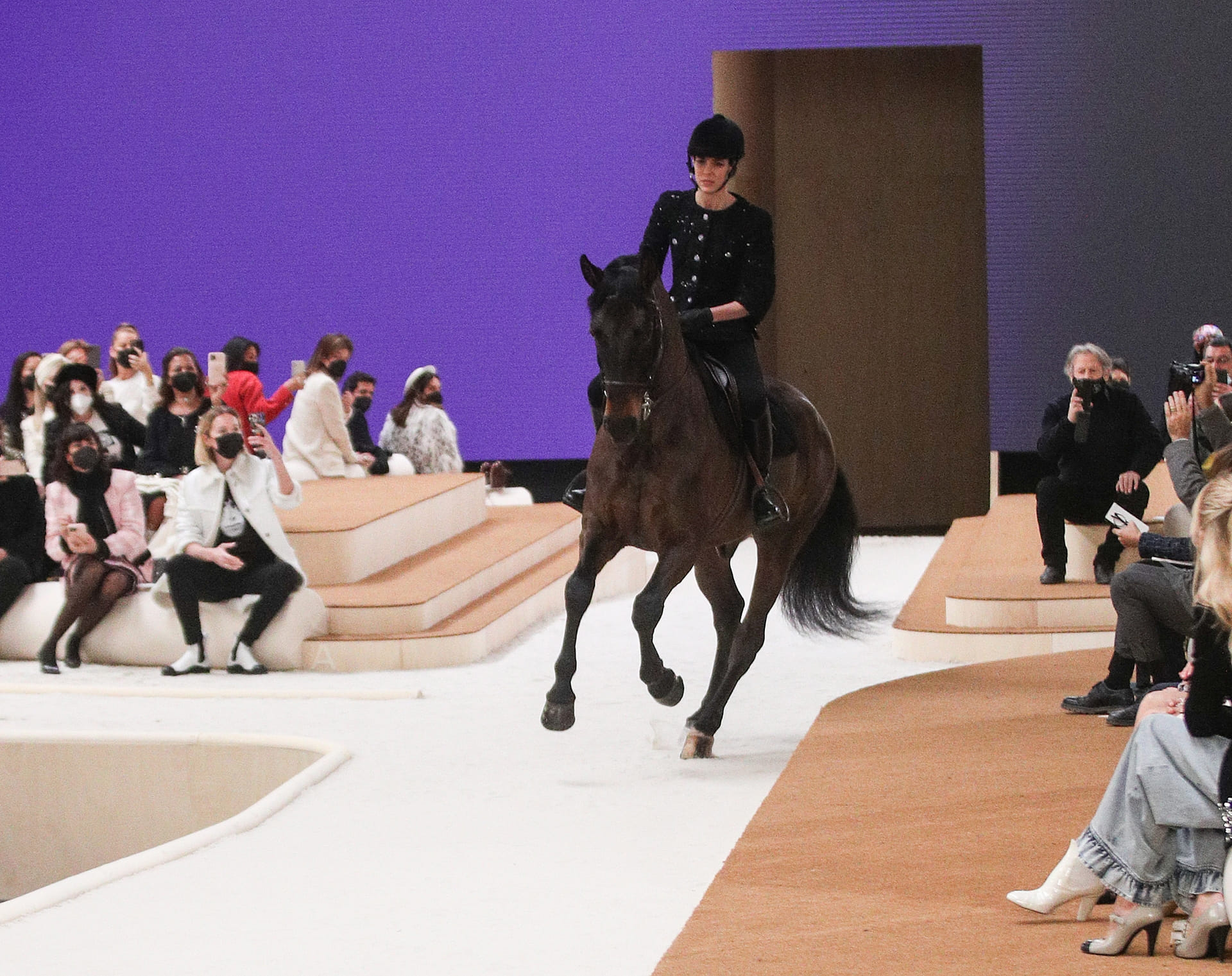 Charlotte_Casiraghi_op_paard_bij_Chanel.jpg
