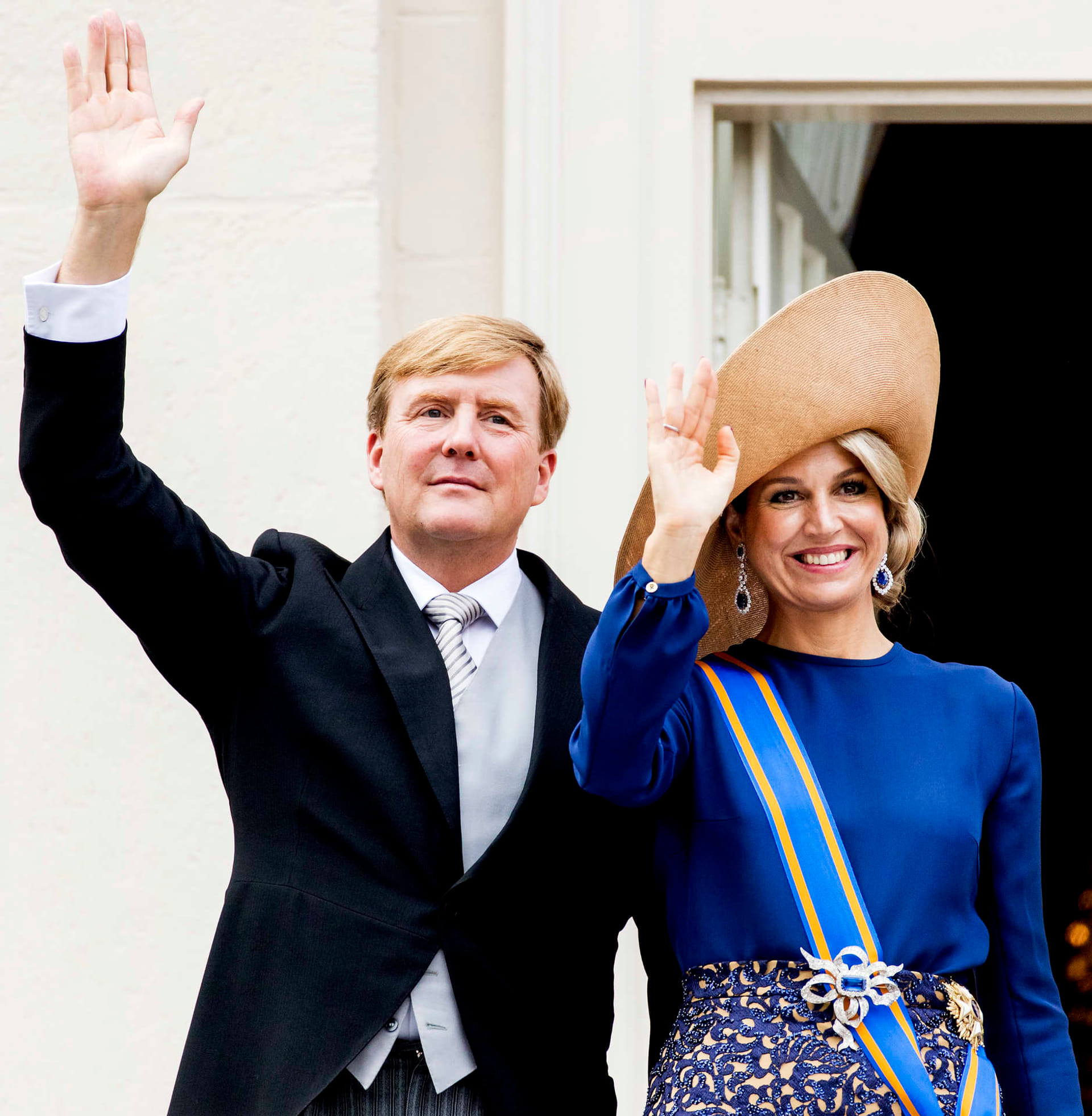 Prinsjesdag: Koninklijke familie zwaait vanaf Paleis Noordeinde