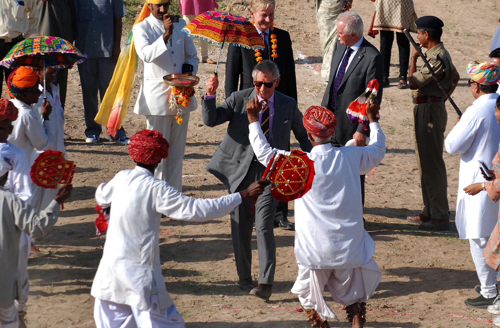 2010: Charles danst met lokale bewoners in zonnig India.