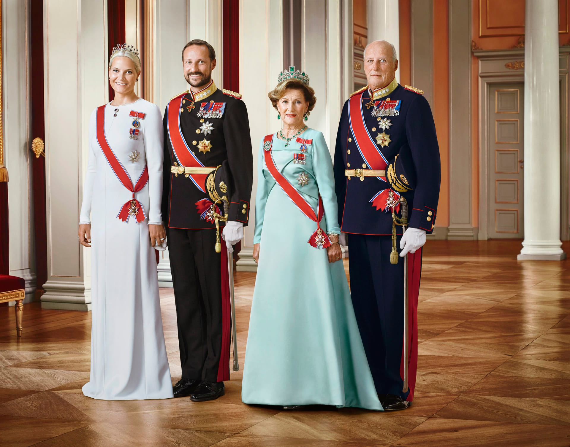 Prinses Mette Marit, prins Haakon, koningin Sonja en koning Harald.