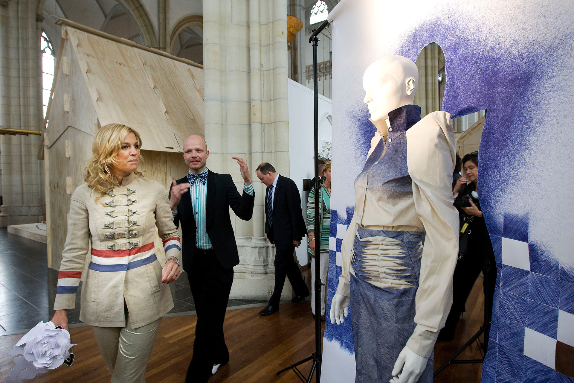 Iedereen kent deze outfit van Máxima: de postzakjas. Het was weer Jan Taminiau die dit fantastische