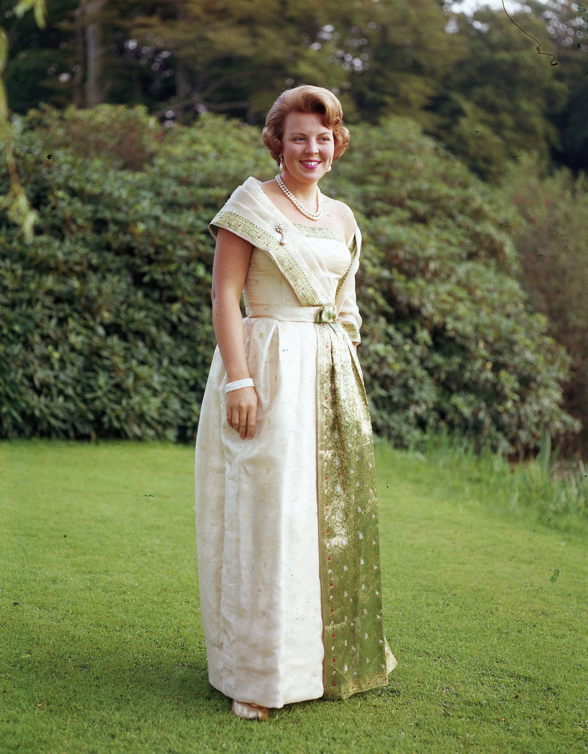 De 24-jarige Beatrix is haar tienerjaren hier al voorbij. De jonge prinses laat zich fotograferen in