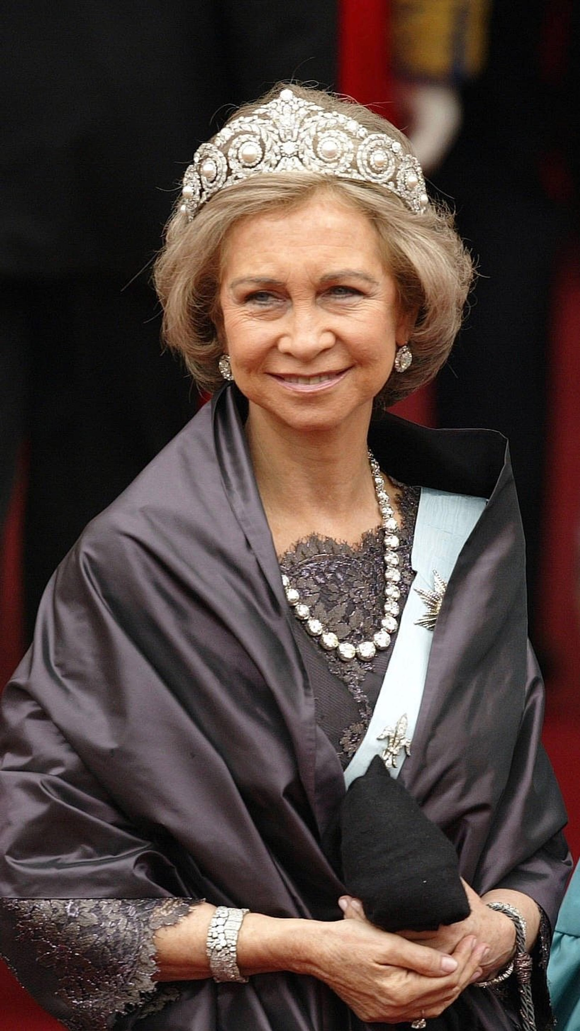 Koningin Sofia draagt het juweel bij het huwelijk van kroonprins Frederik en Mary van Denemarken in