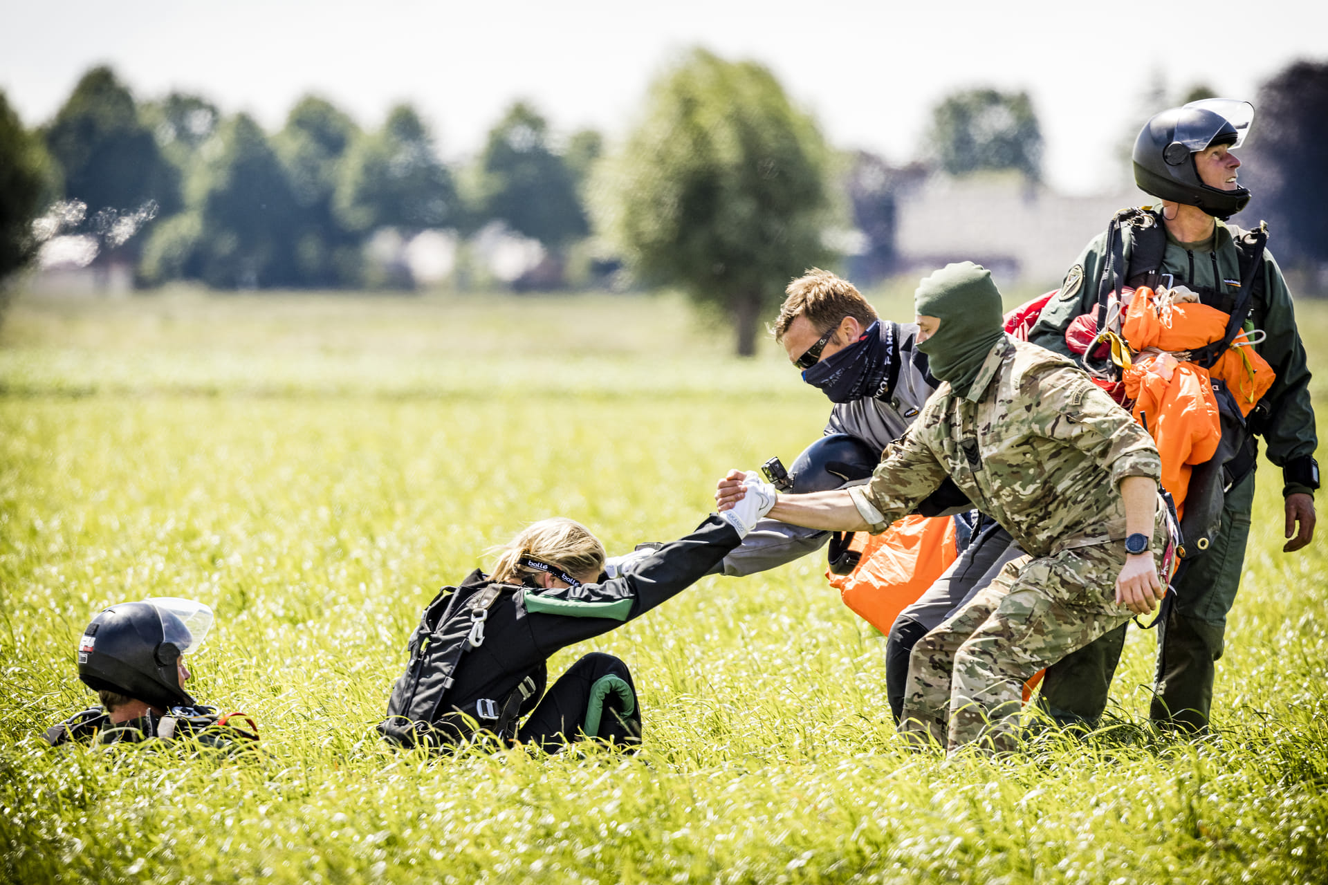 Koningin_Maxima_Na_landing_tandemsprong