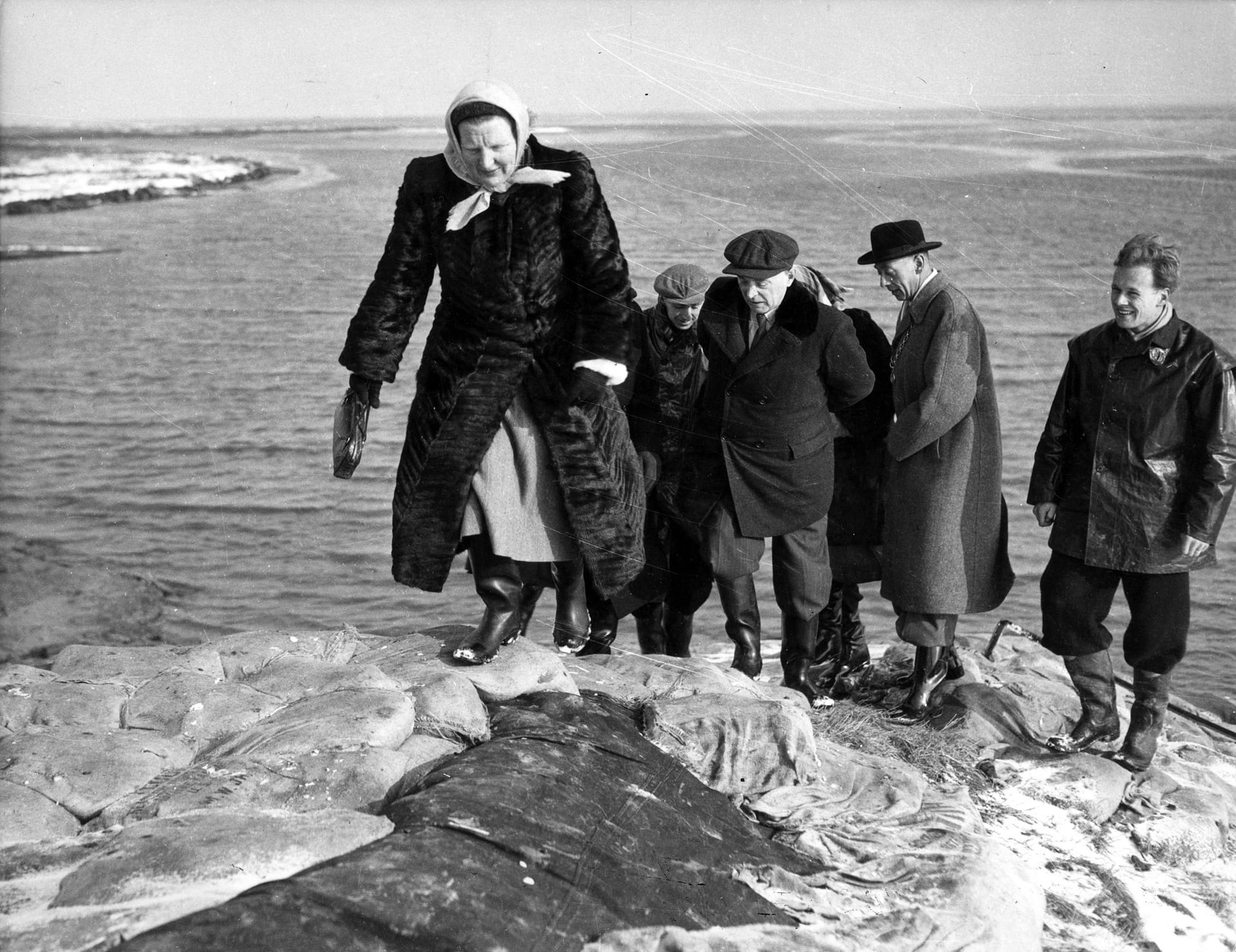 Koningin Juliana brengt een bezoek aan Texel naar aanleiding van de watersnoodramp van 1953.