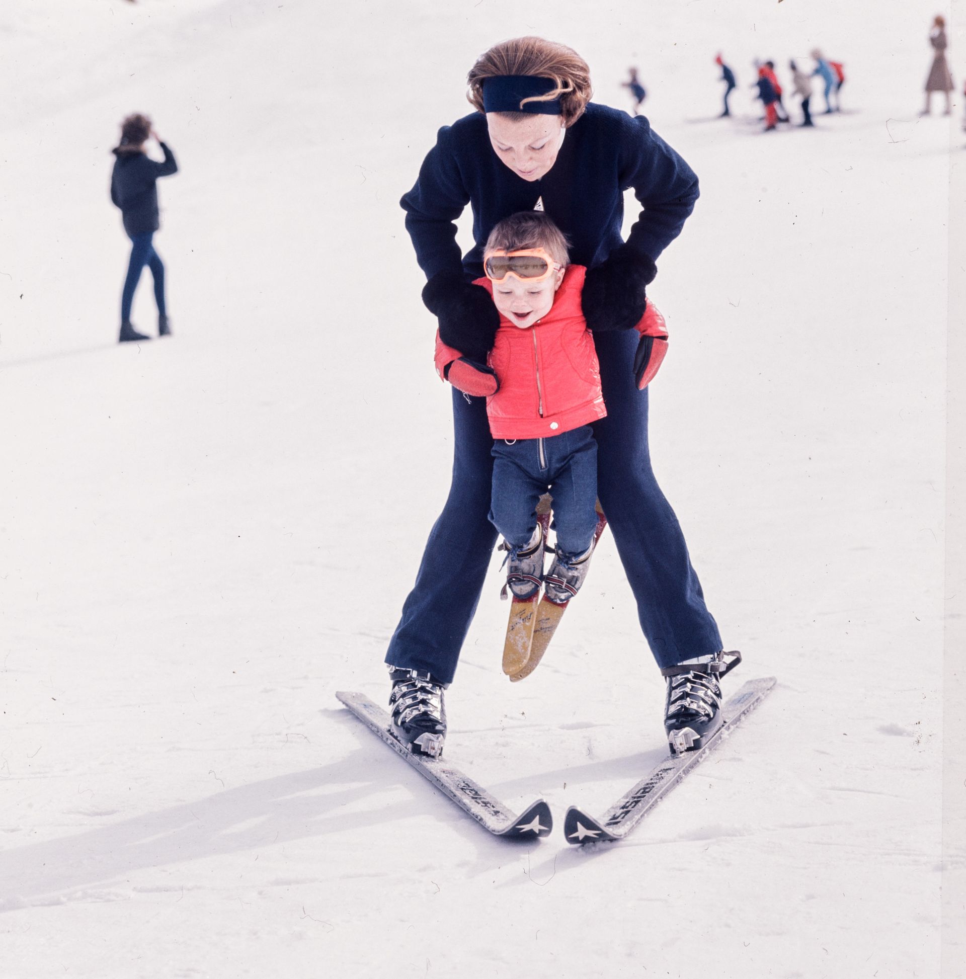 Beatrix met kleine Constantijn op ski's