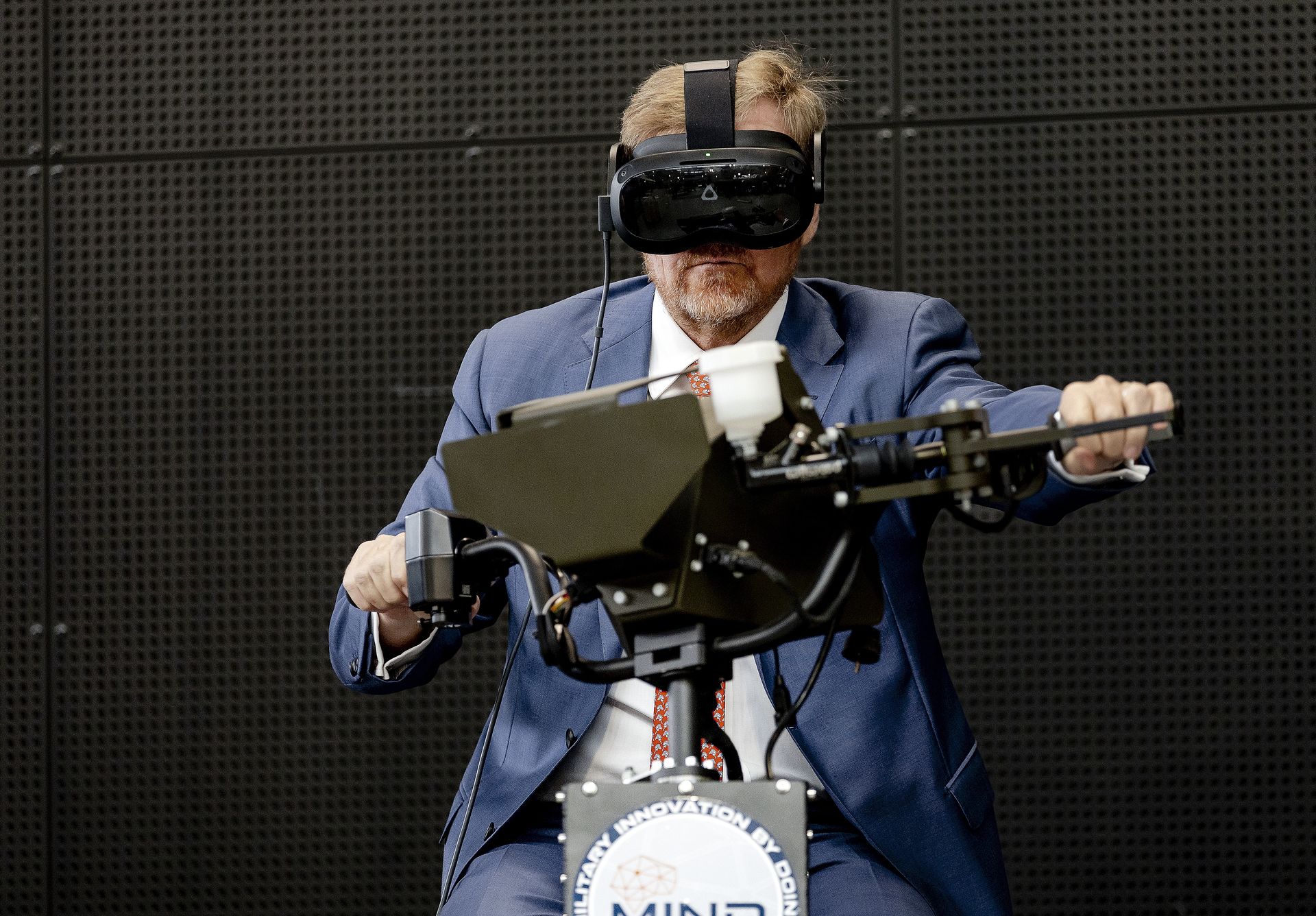 Maart 2023 - Koning Willem-Alexander doet een testritje met de virtual-realitybril.