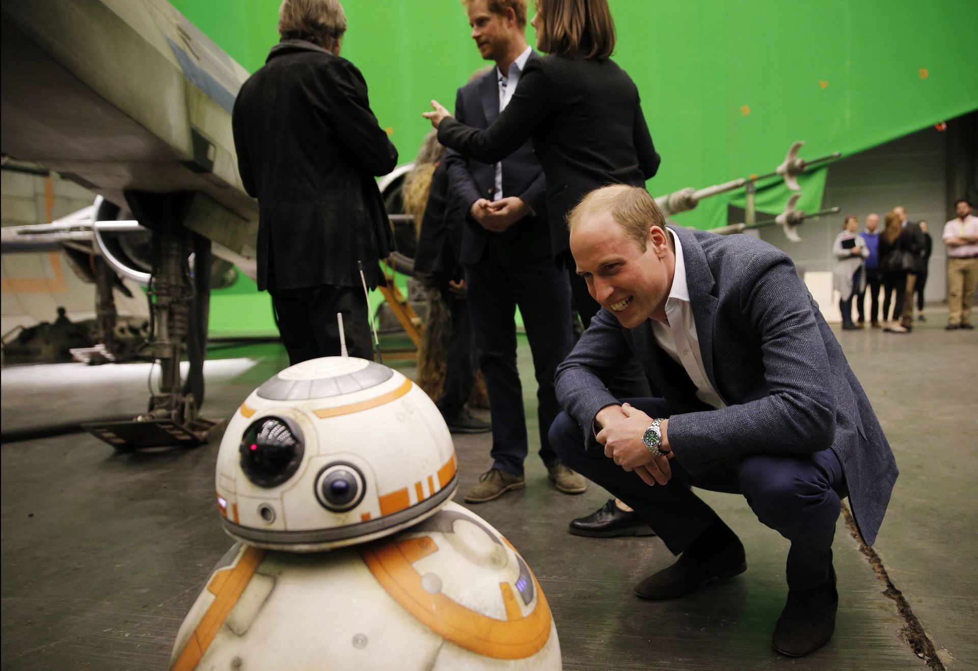 Prins William lacht naar BB-8 droid