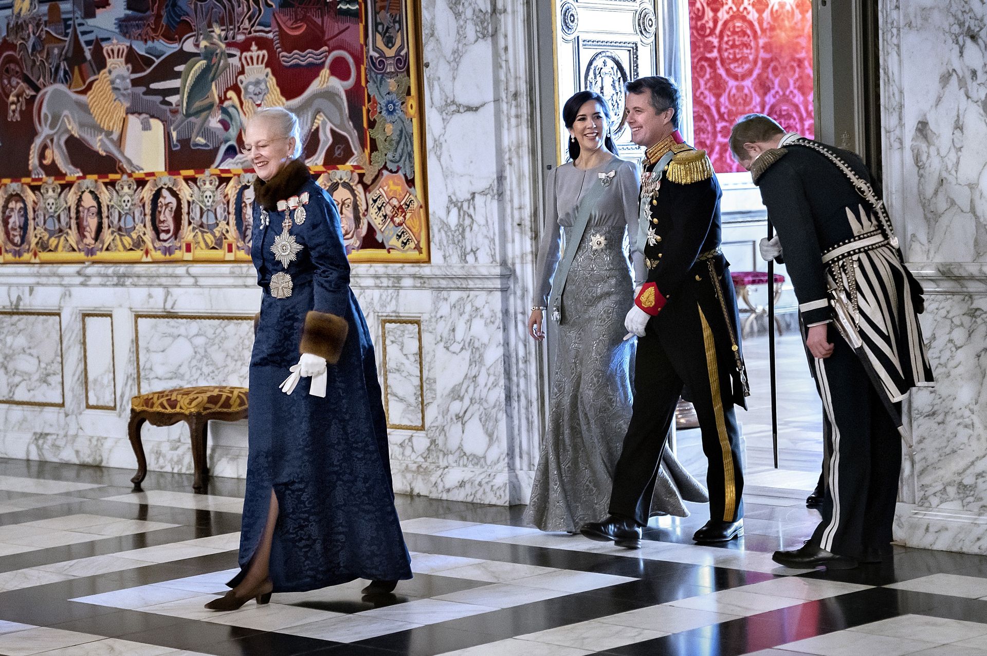 Koningin-Margrethe-blauwe-hofjurk-2019