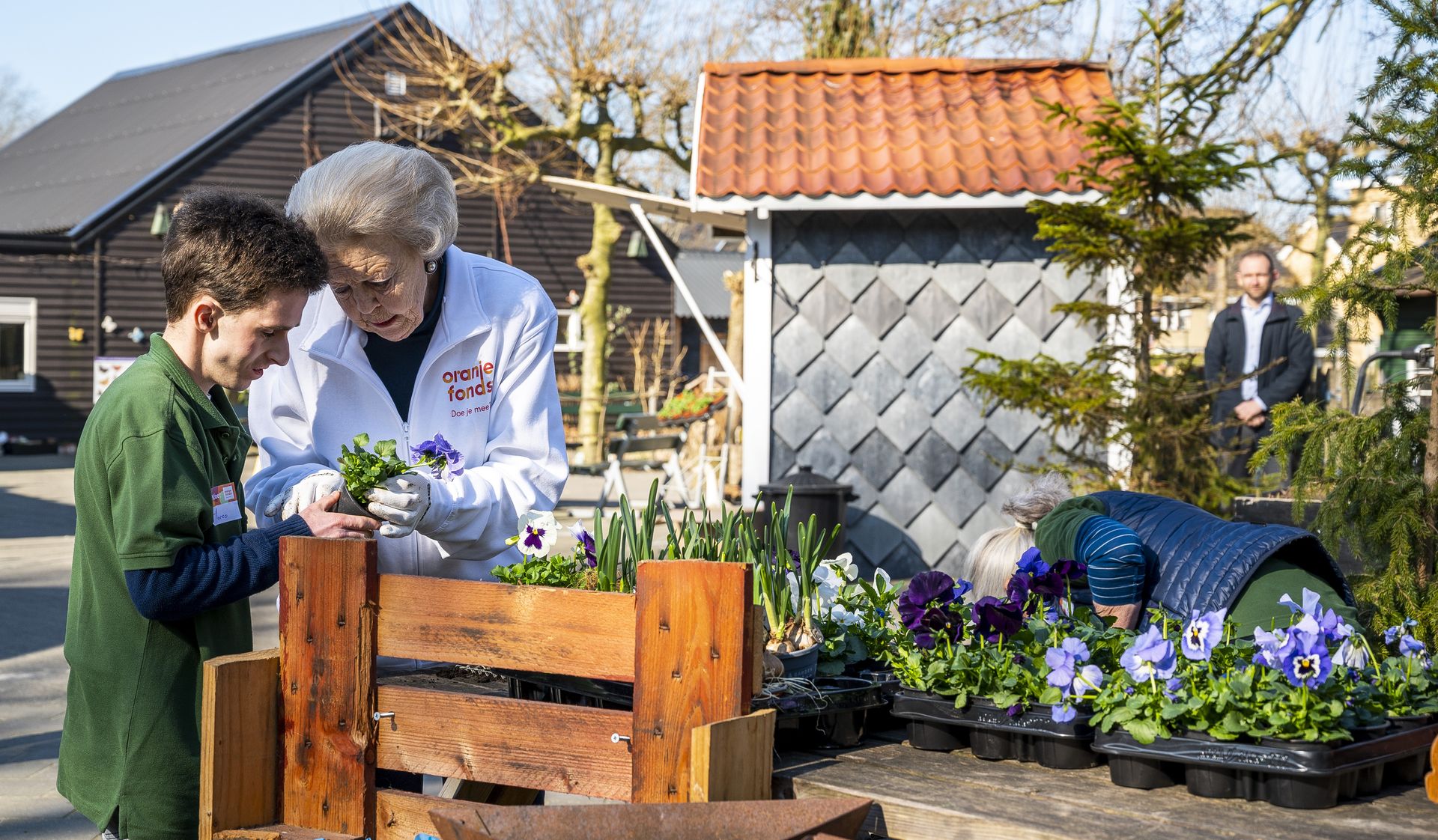 Beatrix tuiniert tijdens NLdoet 3