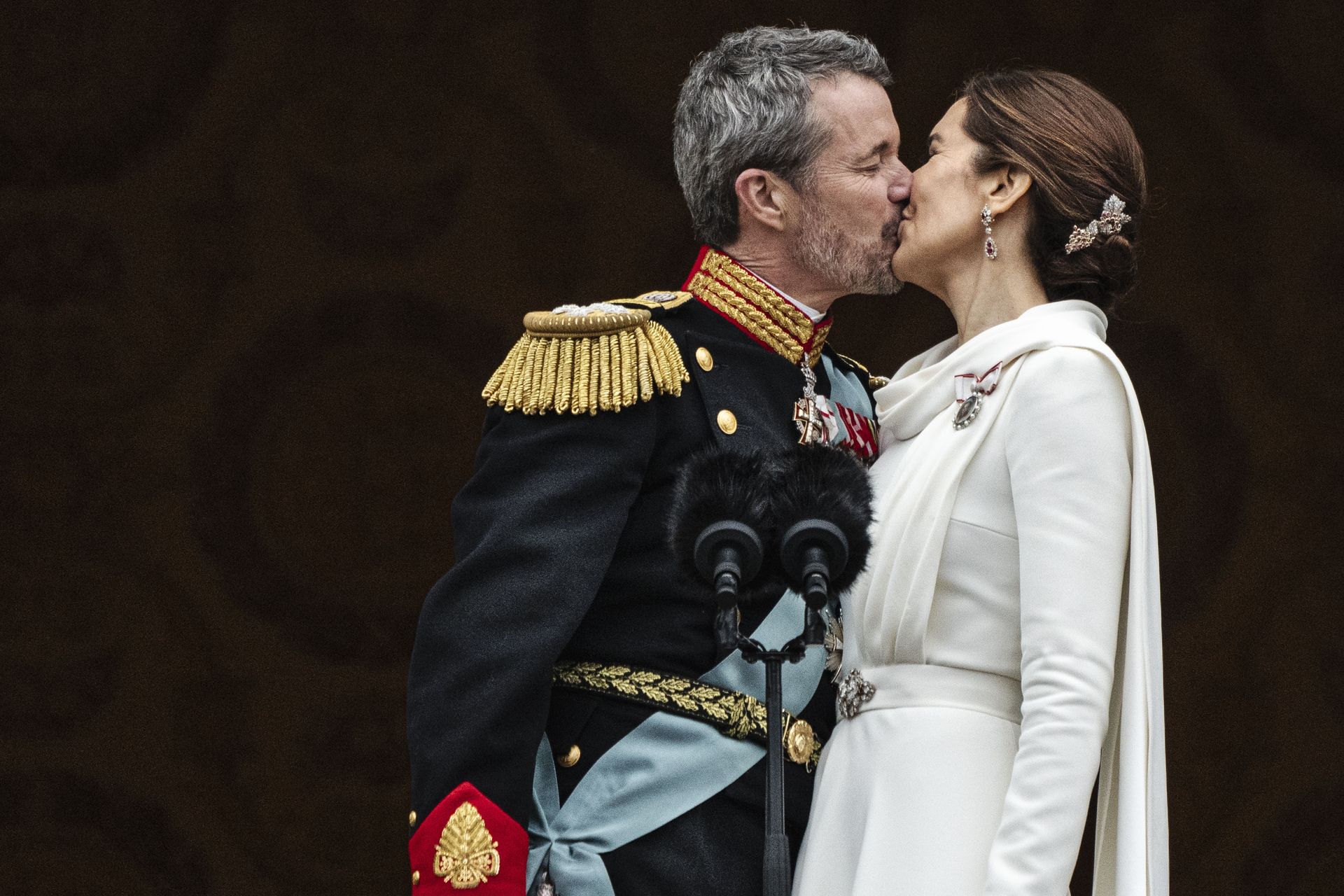 Het nieuwe koningspaar geeft elkaar een kus op Paleis Christiansborg.