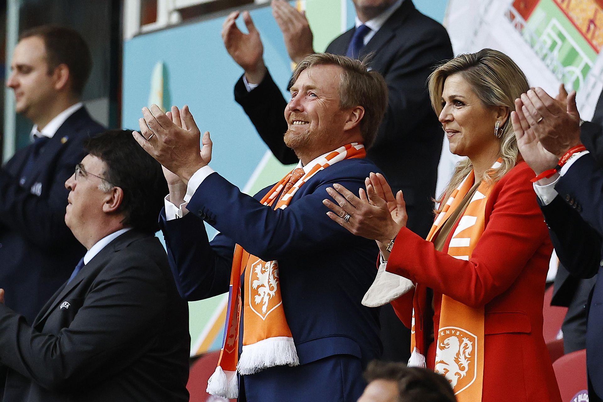 Koning Willem-Alexander en koningin Máxima moedigen het Nederlands elftal aan naar een 3-2 overwinning tegen Oekraïne.