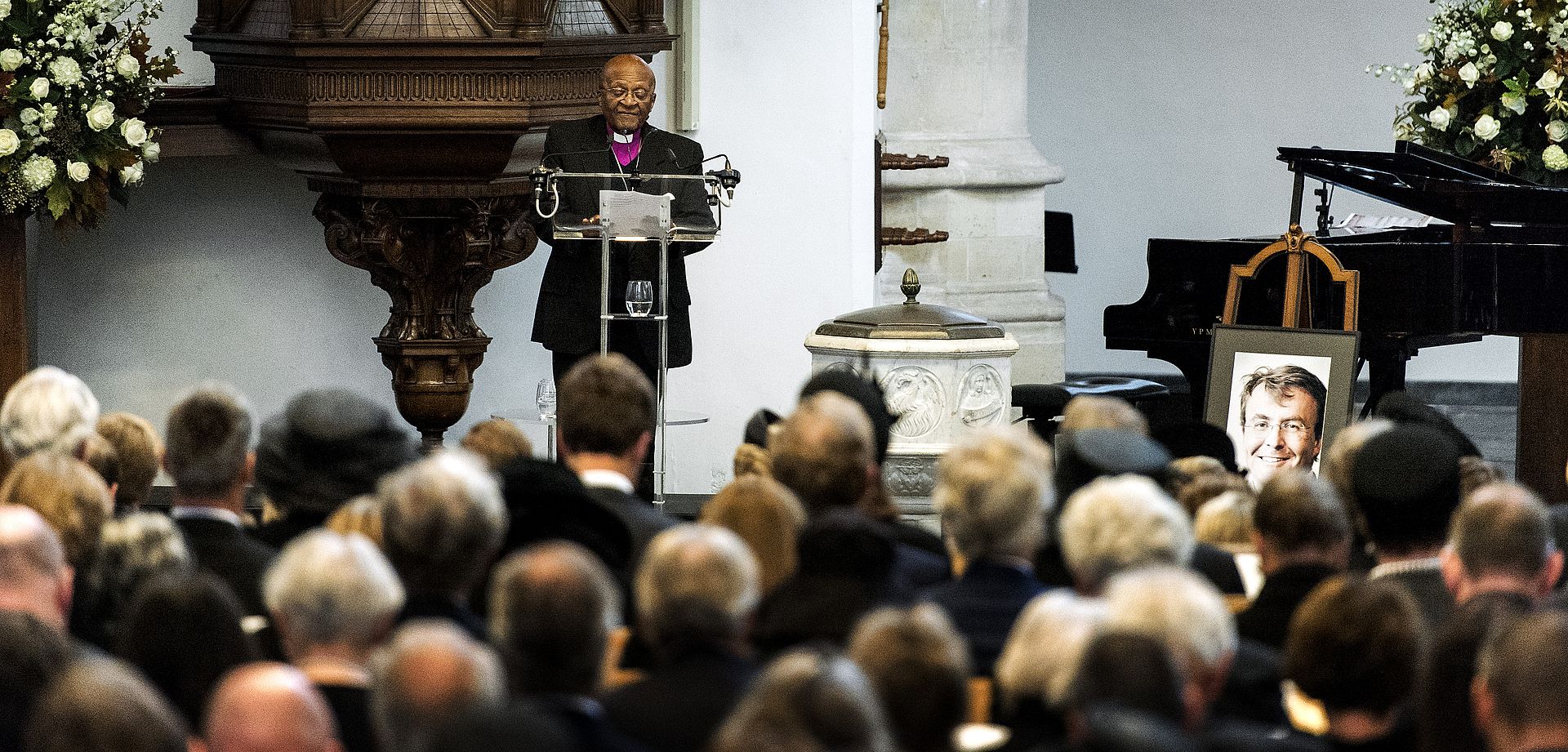 In 2013 is Desmond Tutu samen met zijn vrouw aanwezig bij de herdenkingsdienst van prins Friso in