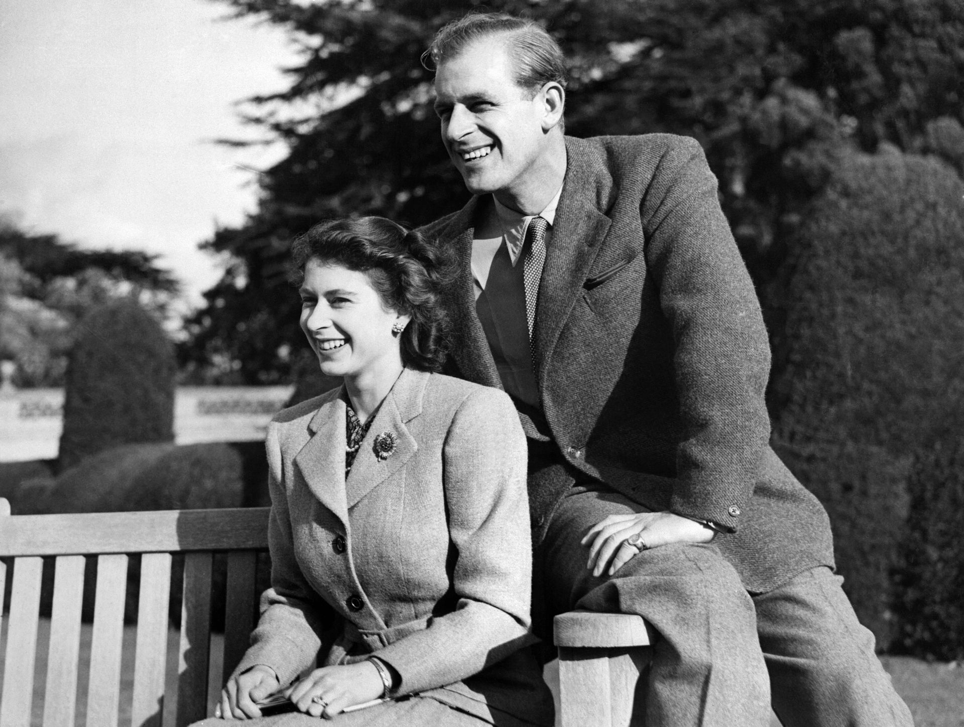 25 november 1947: prinses Elizabeth en haar kersverse echtgenoot de hertog van Edinburgh poseren