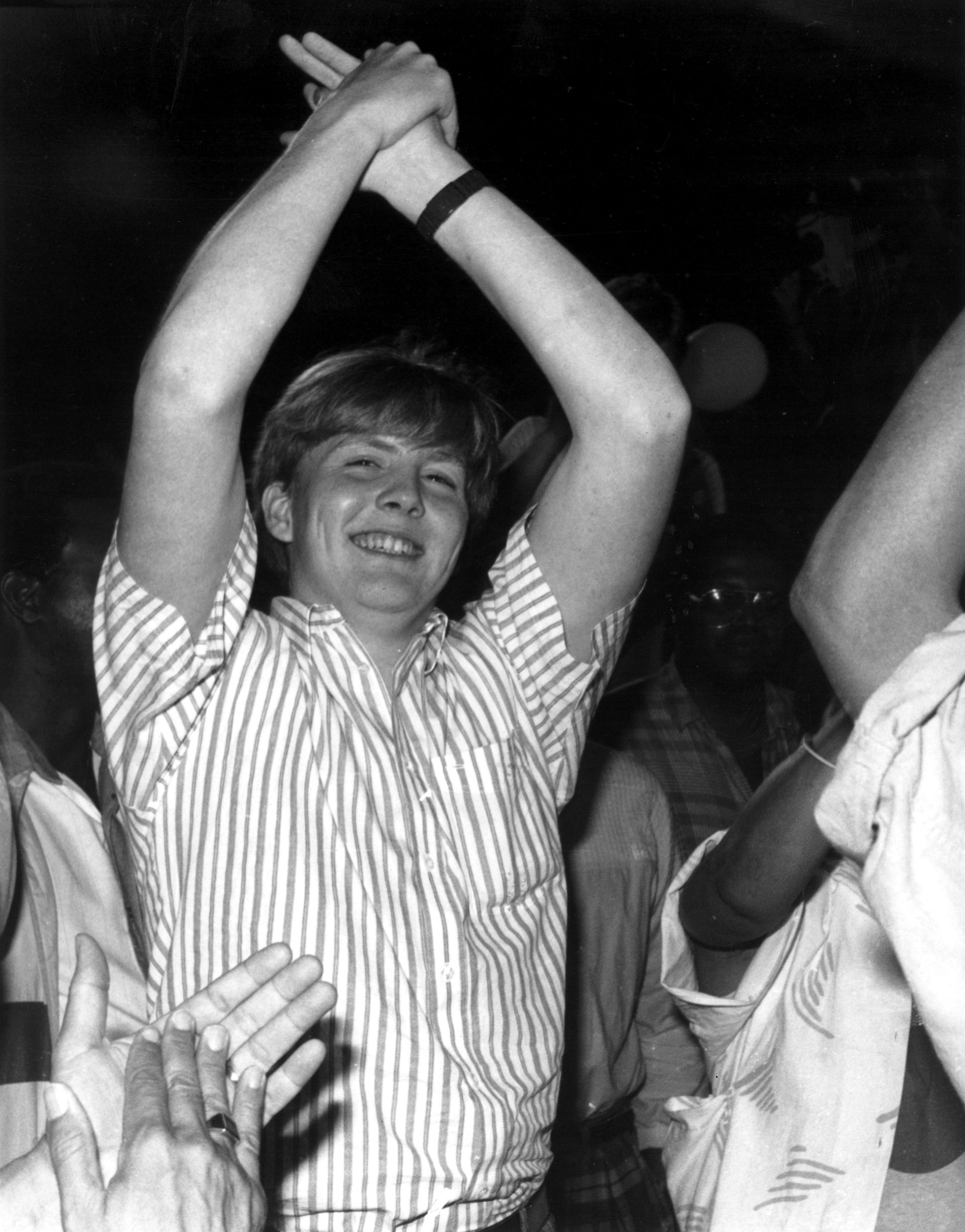 In 1987 danst Willem-Alexander fanatiek mee op het Tumba-festival in Curaçao.